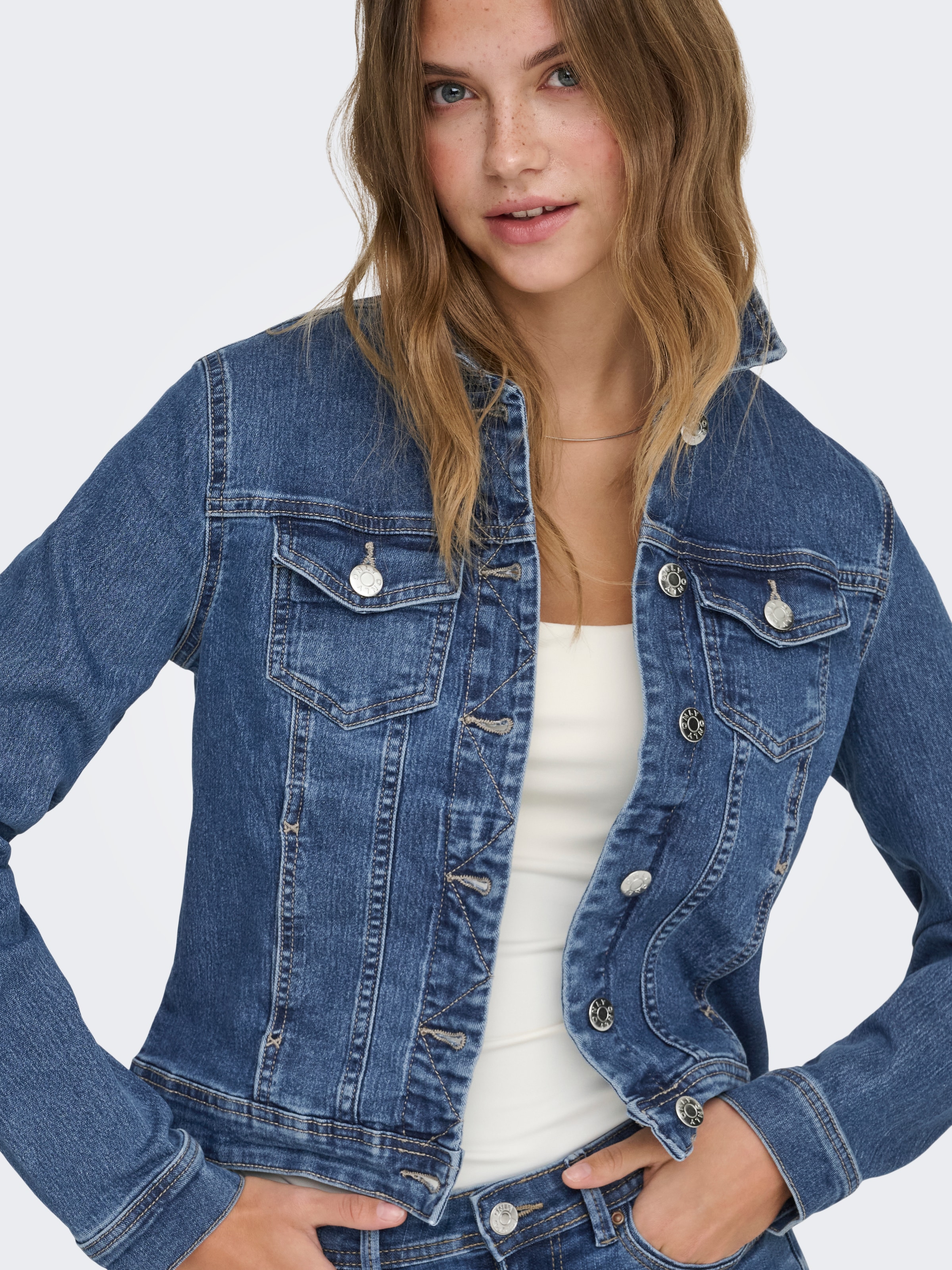 ONLY Jeansjacke »ONLWONDER – Jeansjacke mit Teilungsnähten und Stretch« sehr figurbetont, casual, Denim, Baumwollmischung, Brusttaschen