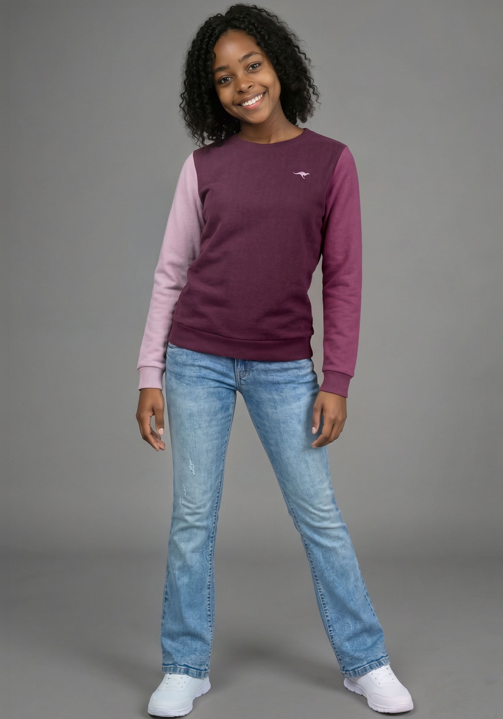 KangaROOS Sweatshirt »Sweatshirt mit kontrastfarbigen Ärmeln und KangaROOS Stickerei«, Colorblocking, aus Sweatware, in Basic-Passform, Mini-Me
