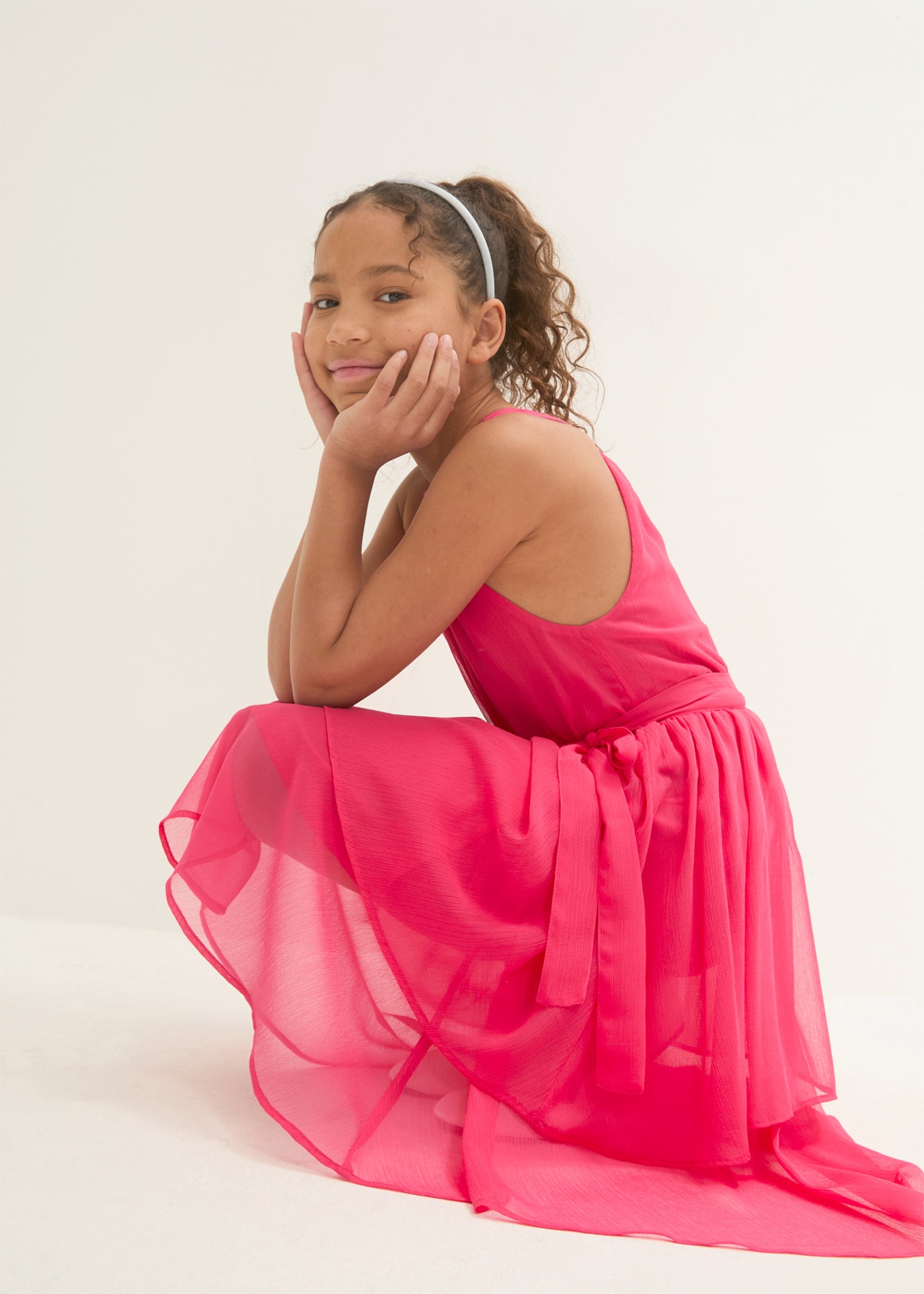 bonprix Robe midi design sans manches, taille élastique, avec ceinture séparée, jupe à volant
