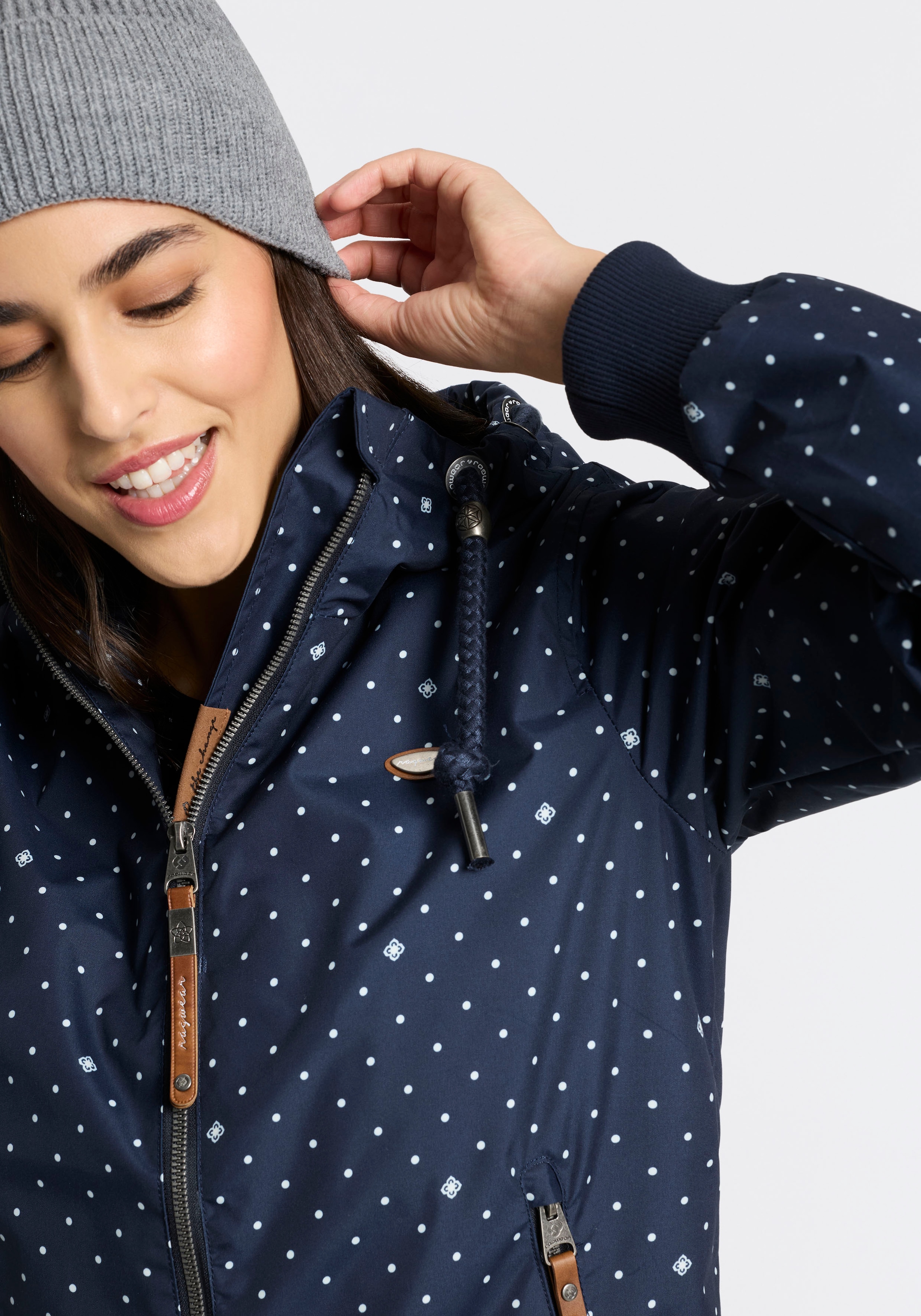 Ragwear Outdoorjacke »NUGGIE DOTS O« mit Kapuze aus Polyester, hüftlange Passform, hochschliessender Kragen