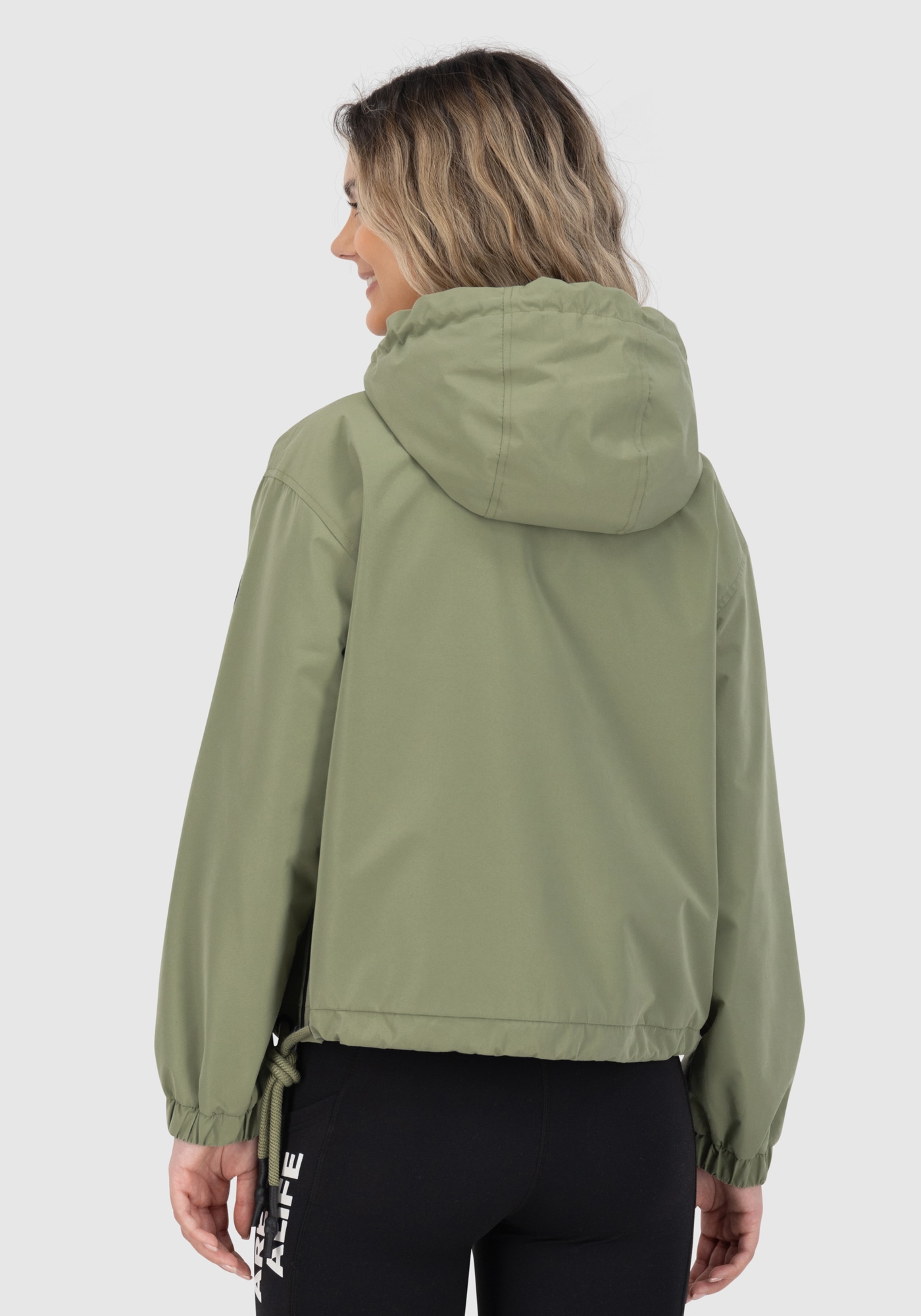 Alife & Kickin Anorak »NIVIAAKA« avec capuche anorak léger et décontracté à enfiler avec de nombreux détails pratiques