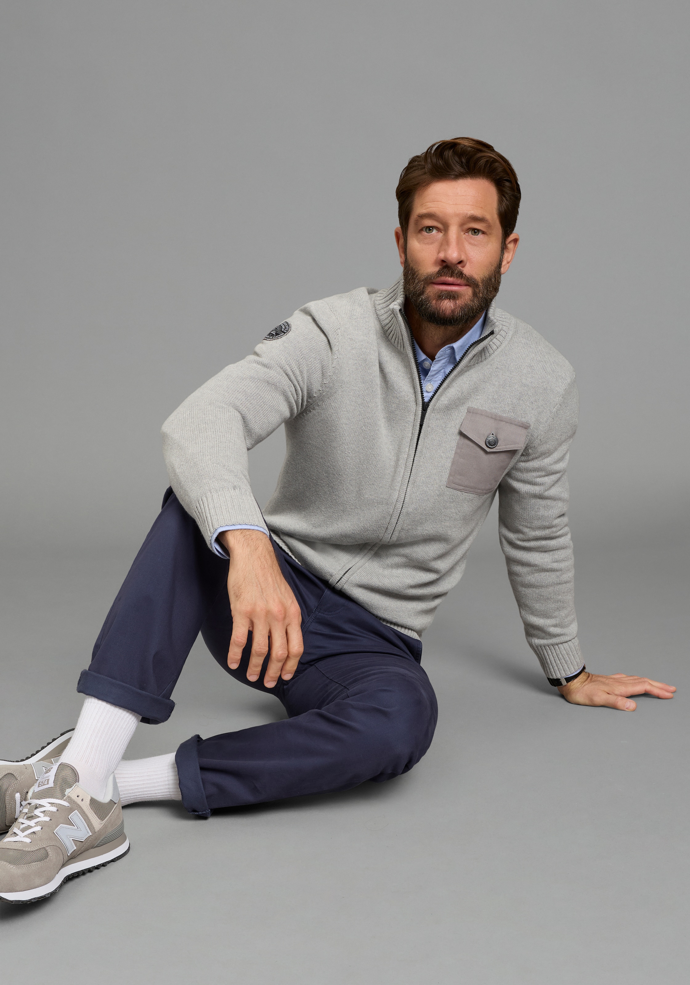 Man's World Strickjacke »Neue Kollektion! Highlight mit Brusttasche und Badge« casual Stil, mit Reissverschluss, Langarm, melierte Optik