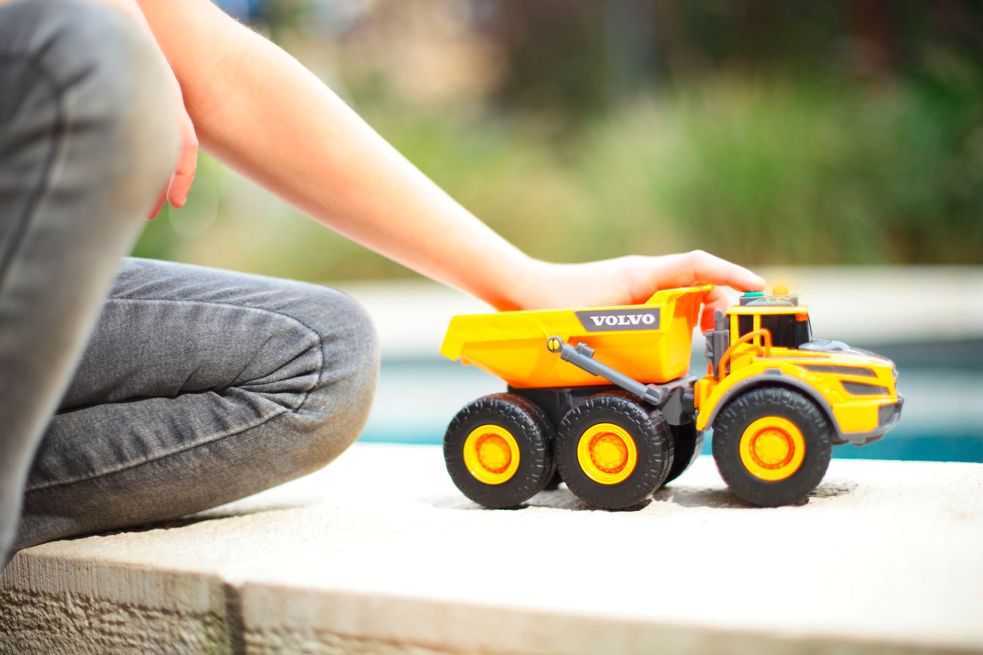 Dickie Toys Spielzeug-Kipper »Volvo Articulated Hauler« mit Licht und Sound