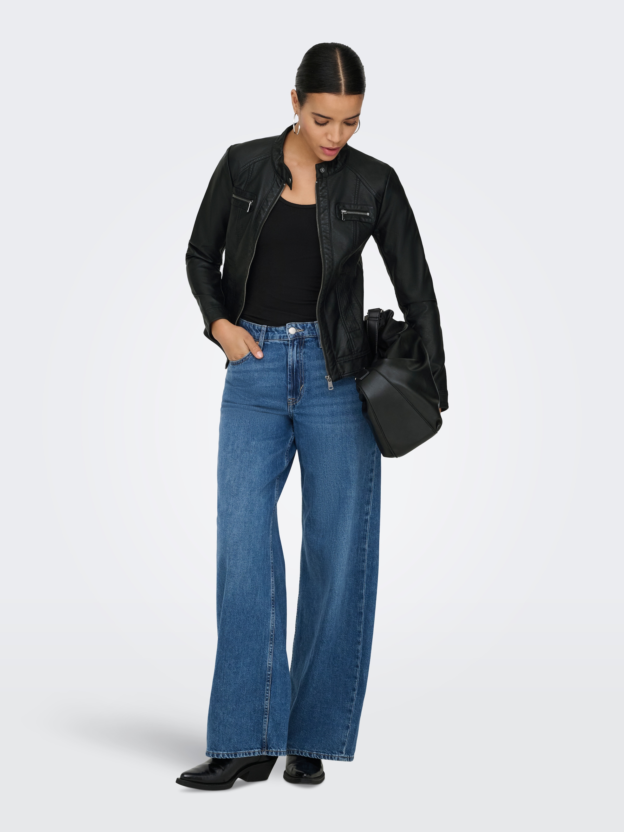 ONLY Veste en imitation cuir »ONLBANDIT – Bikerjacke mit figurbetonter Form und Reissverschlüssen« unifarben, modisch, figurbetont, Lederimitat, Stehkragen