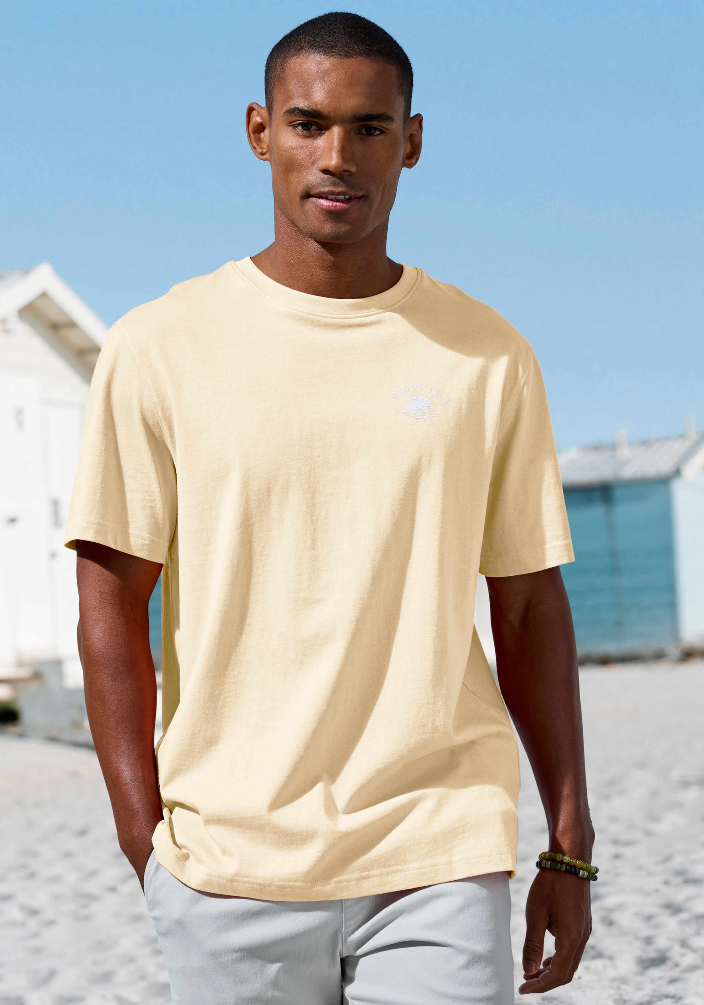 Beachtime T-Shirt », sommerliches Shirt mit modischem Surfer Print« Regular-Fit, mit kleinem Print vorn und grossem Print hinten