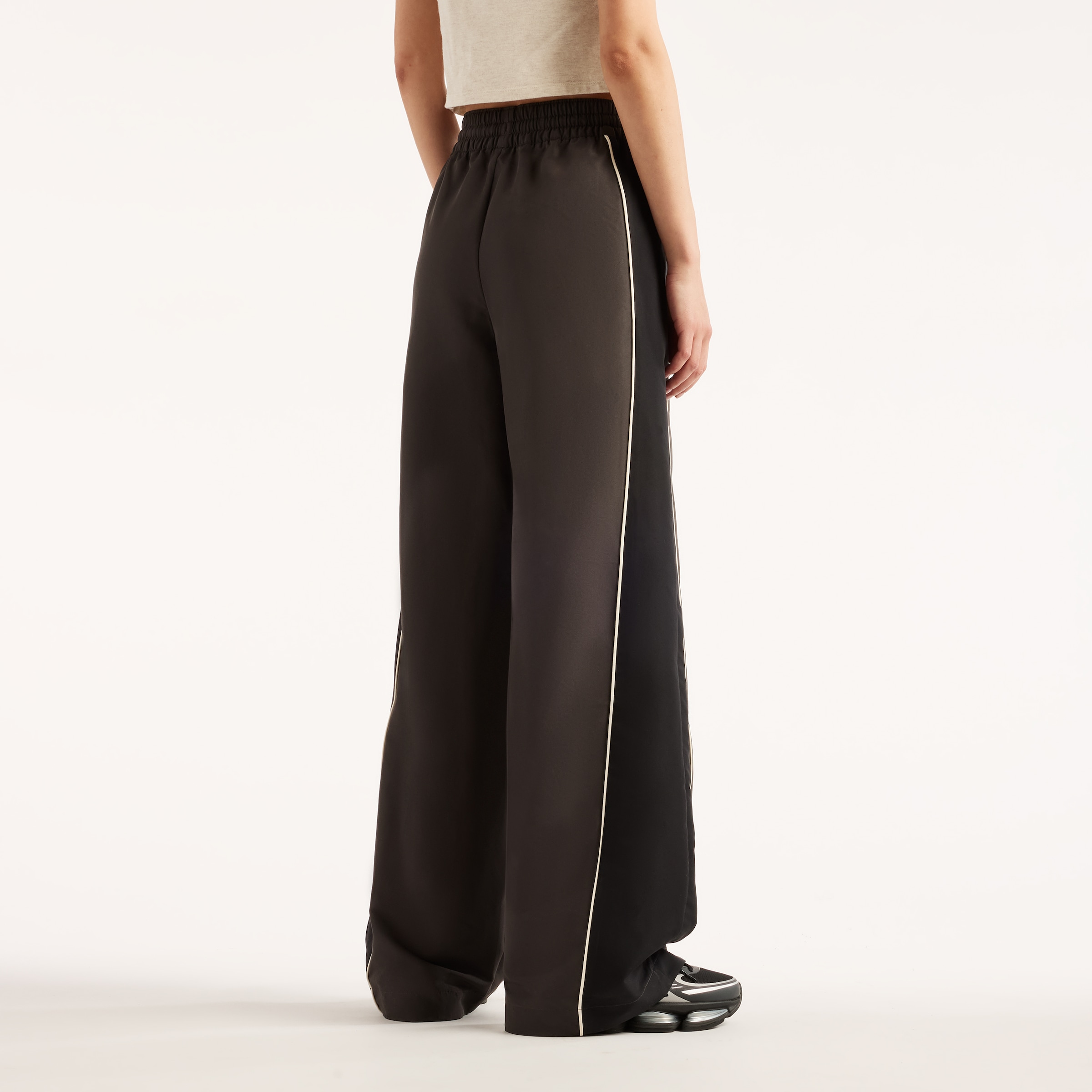 New Balance Trainingshose »TRACKSIDE WOVEN PANT«  für Erwachsene, mit bequemer Passform, normal-weite Form