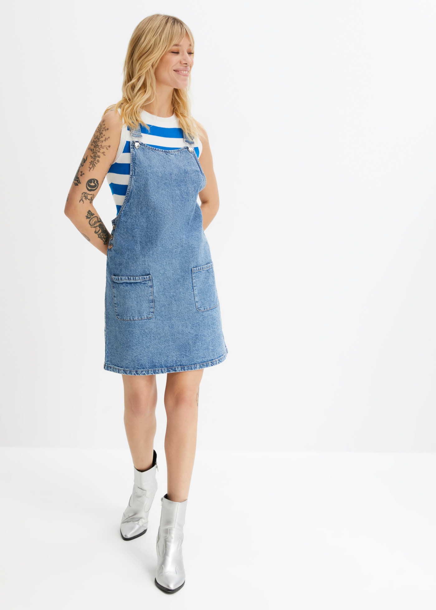 bonprix Robe en jean coupe trapèze, en coton, avec deux poches plaquées