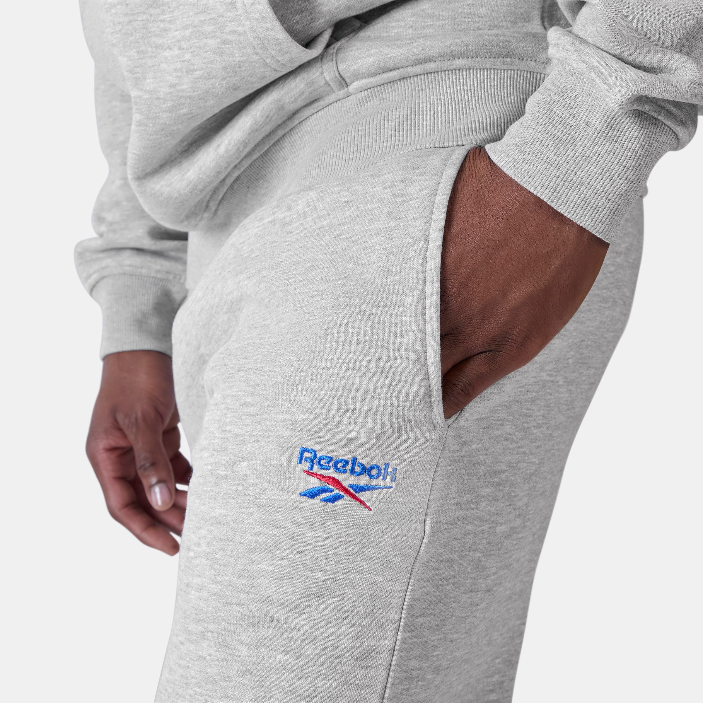 Reebok Jogginghose »ID 2-COLOUR LOGO FLEECE CUFFED JOG PANT«  mit Fleece, auch in grossen Grössen