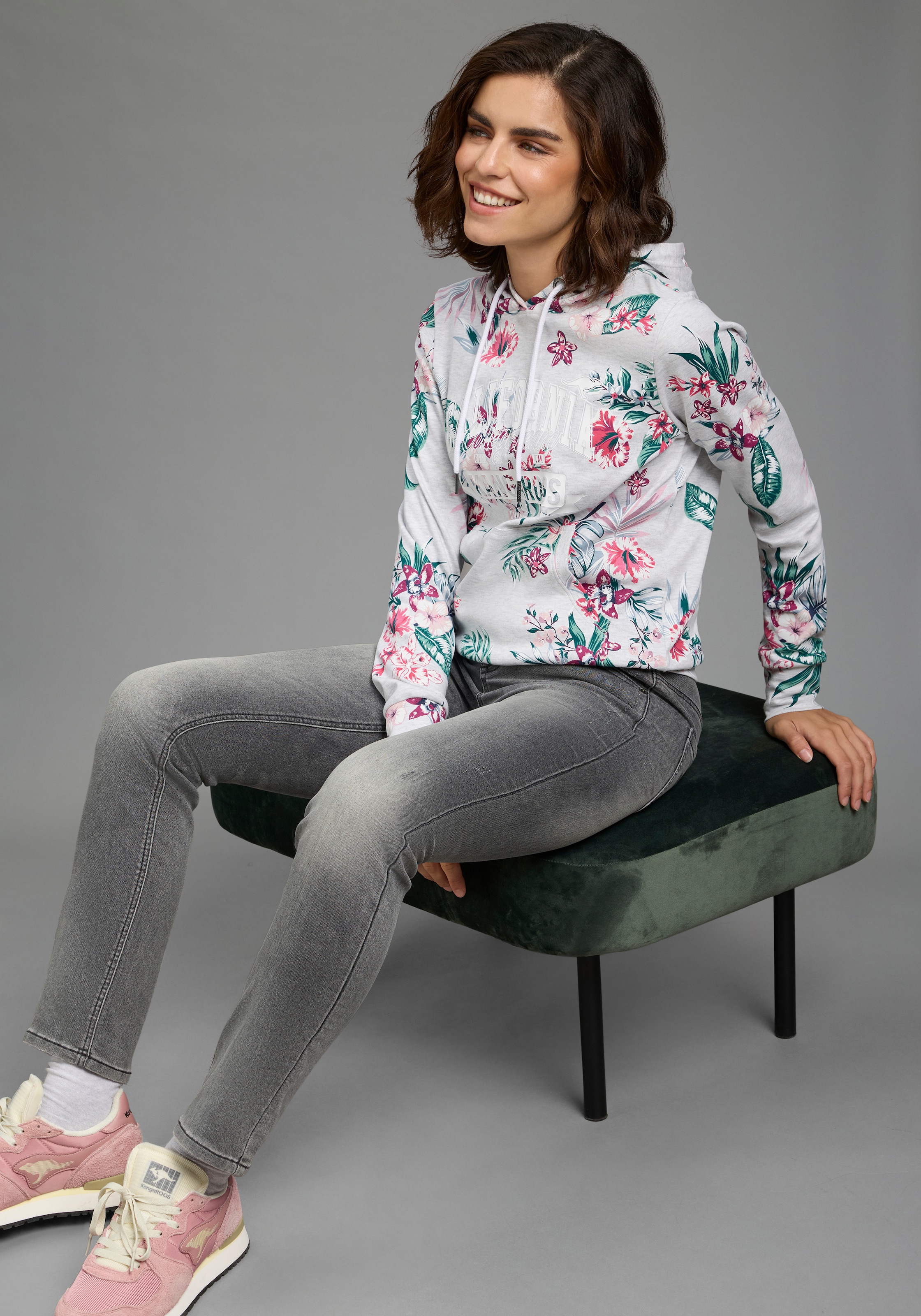 KangaROOS Kapuzensweatshirt , mit Kapuze und Kordelzug, Langarm, hüftbedeckende Länge
