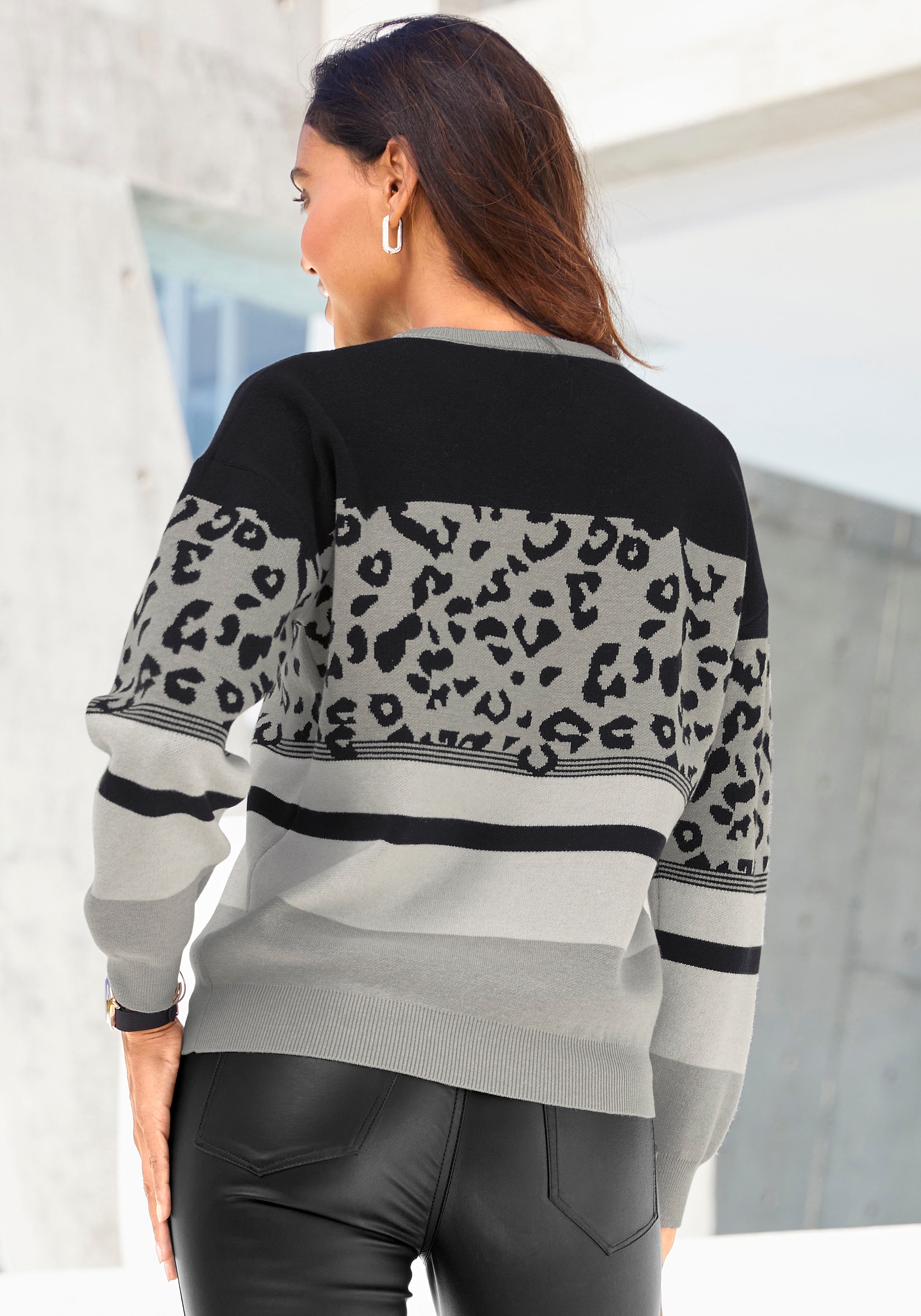 LASCANA Pull à col rond mit Leomuster, lockerer Strickpullover mit modischem Mustermix