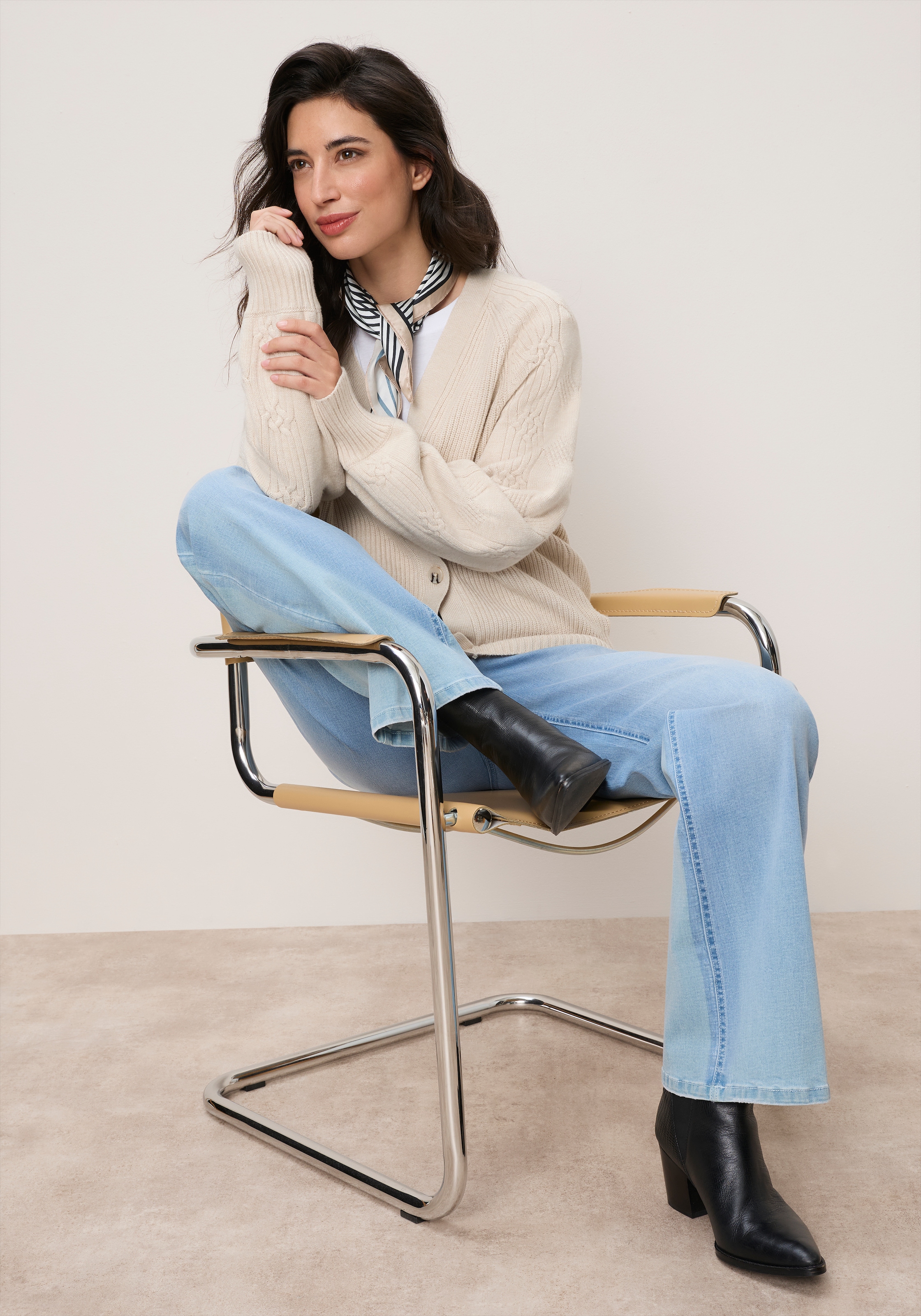 Tamaris Veste en tricot »mit V-Ausschnitt und Zopfstrickmuster« en mélange de viscose doux