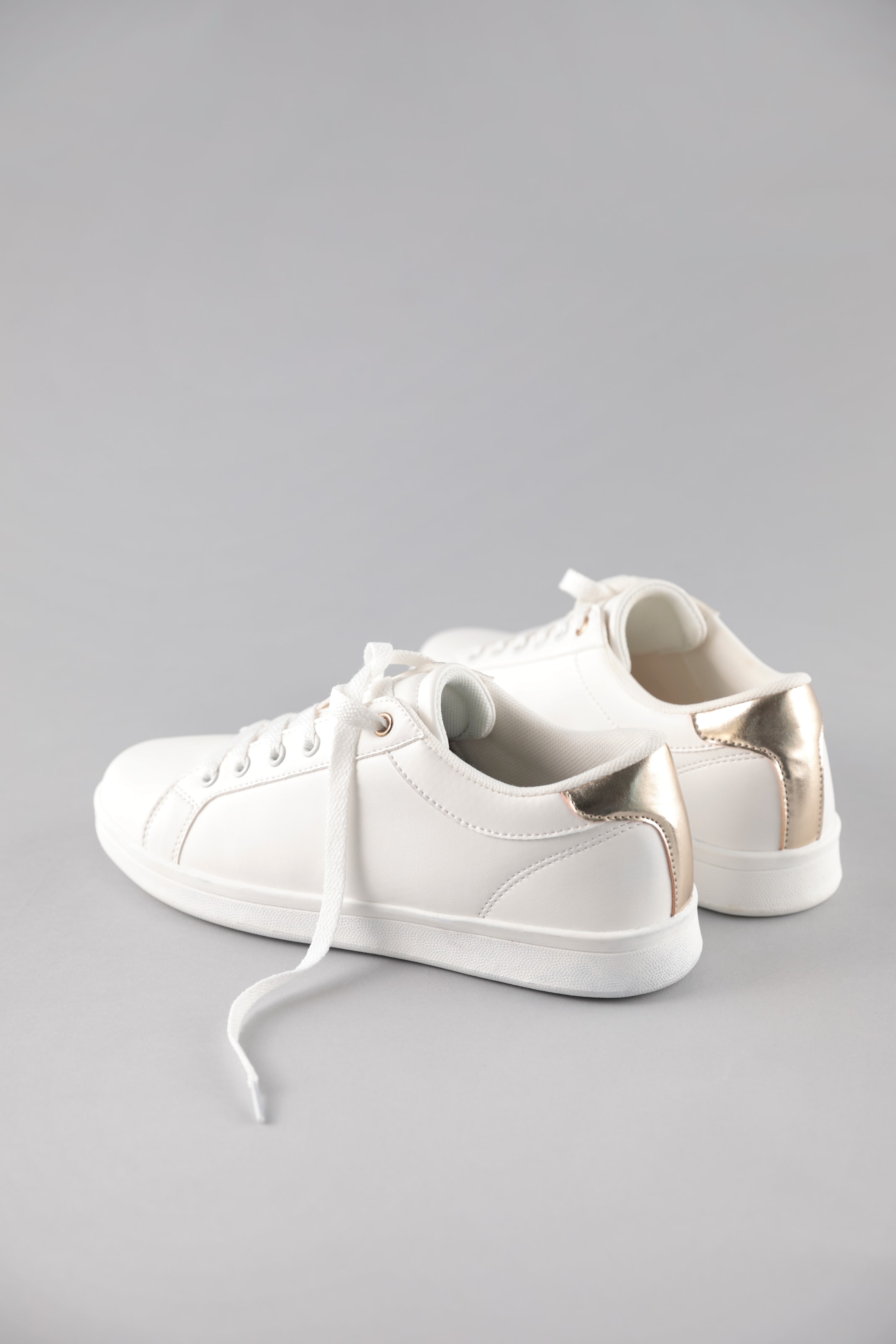 Aniston SHOES Sneakers  Schnürschuh, Freizeitschuh mit Metallic-Akzent - NEUE KOLLEKTION