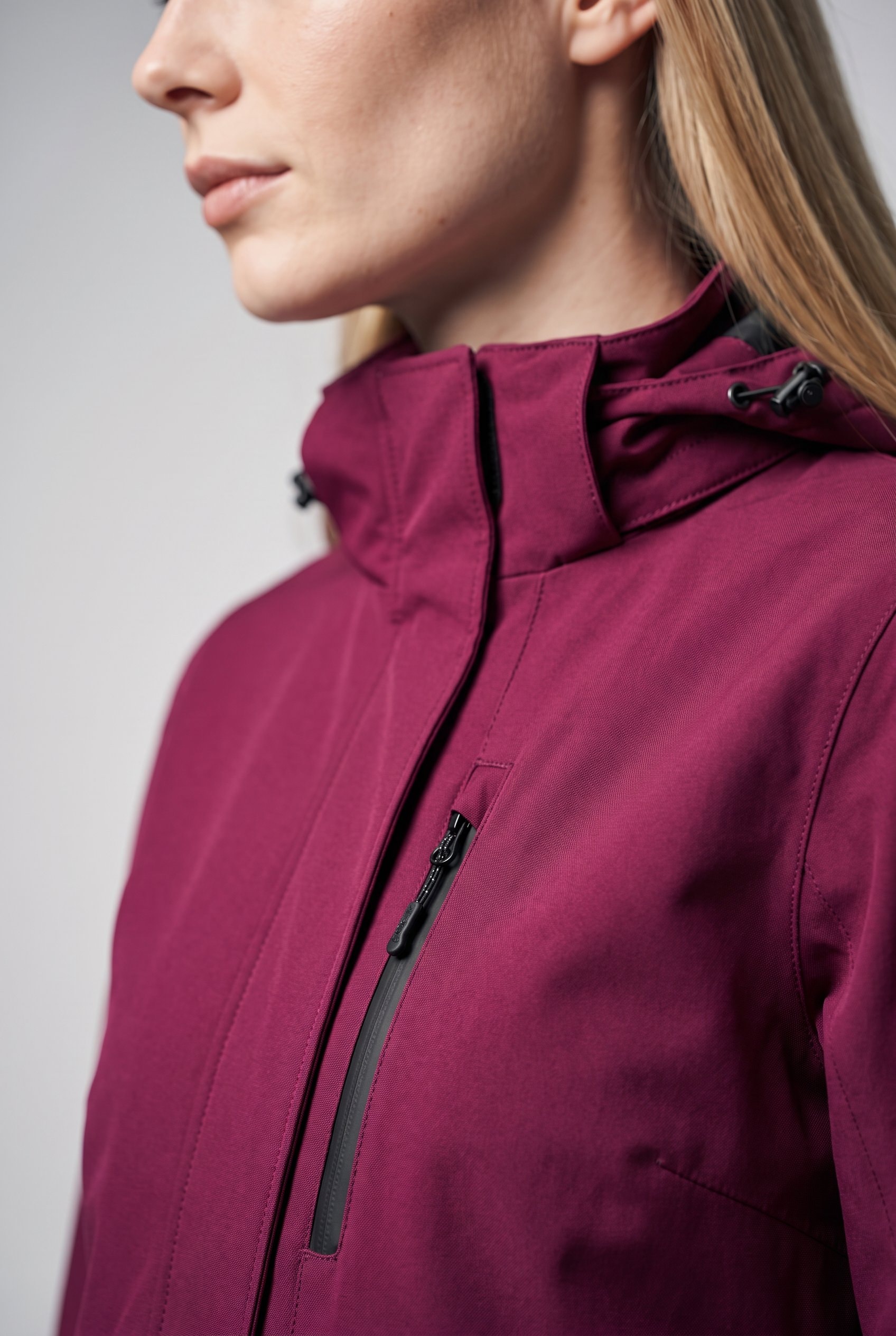 Killtec Veste fonctionnelle »KOW 219 WMN JCKT« avec capuche avec capuche amovible et réglable, coupe-vent, respirant