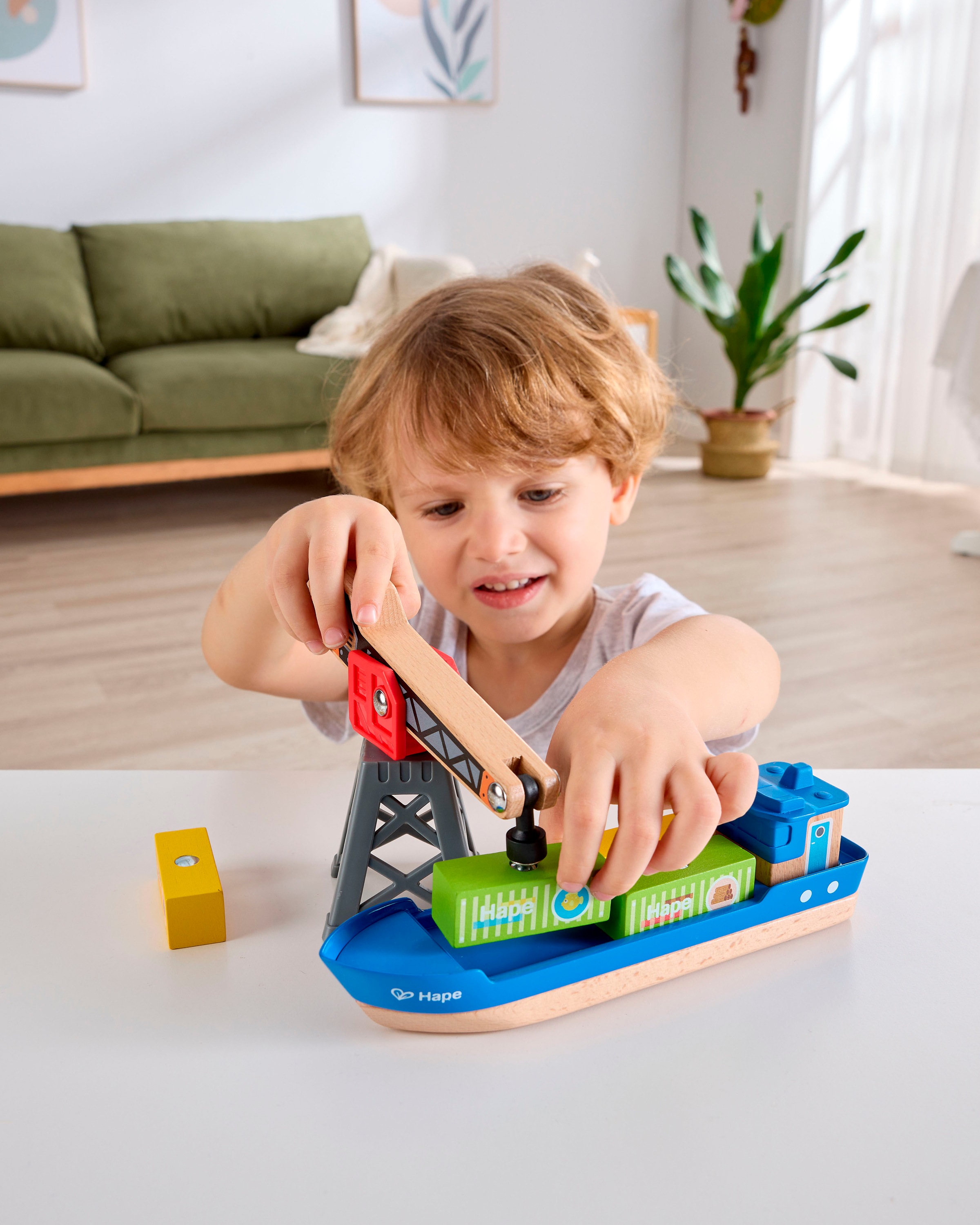 Hape Spielzeug-Schiff »Frachtschiff und Hafenkran«