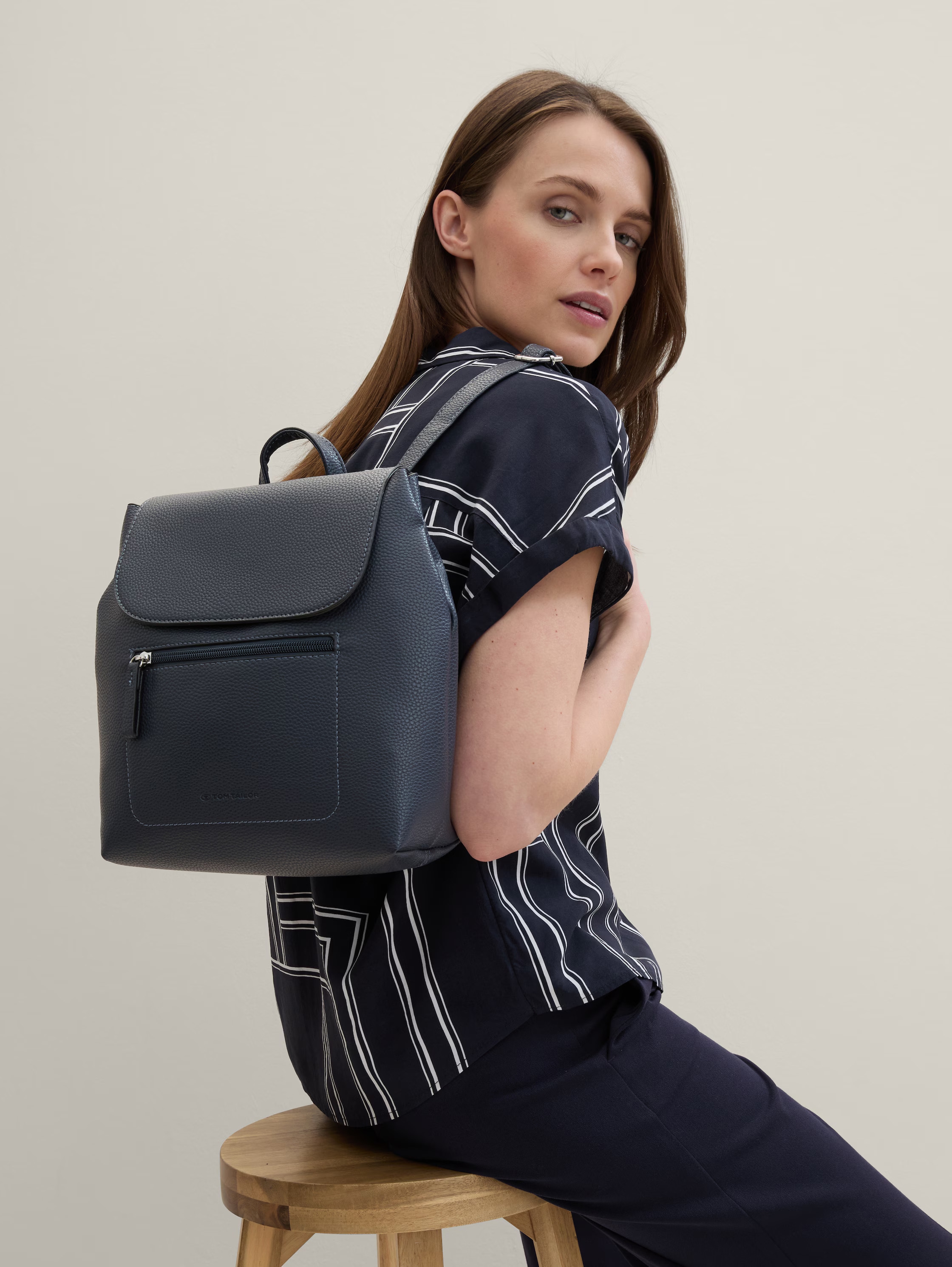 TOM TAILOR Sac à dos »Elis« en simili cuir grainé doux et logo délicat