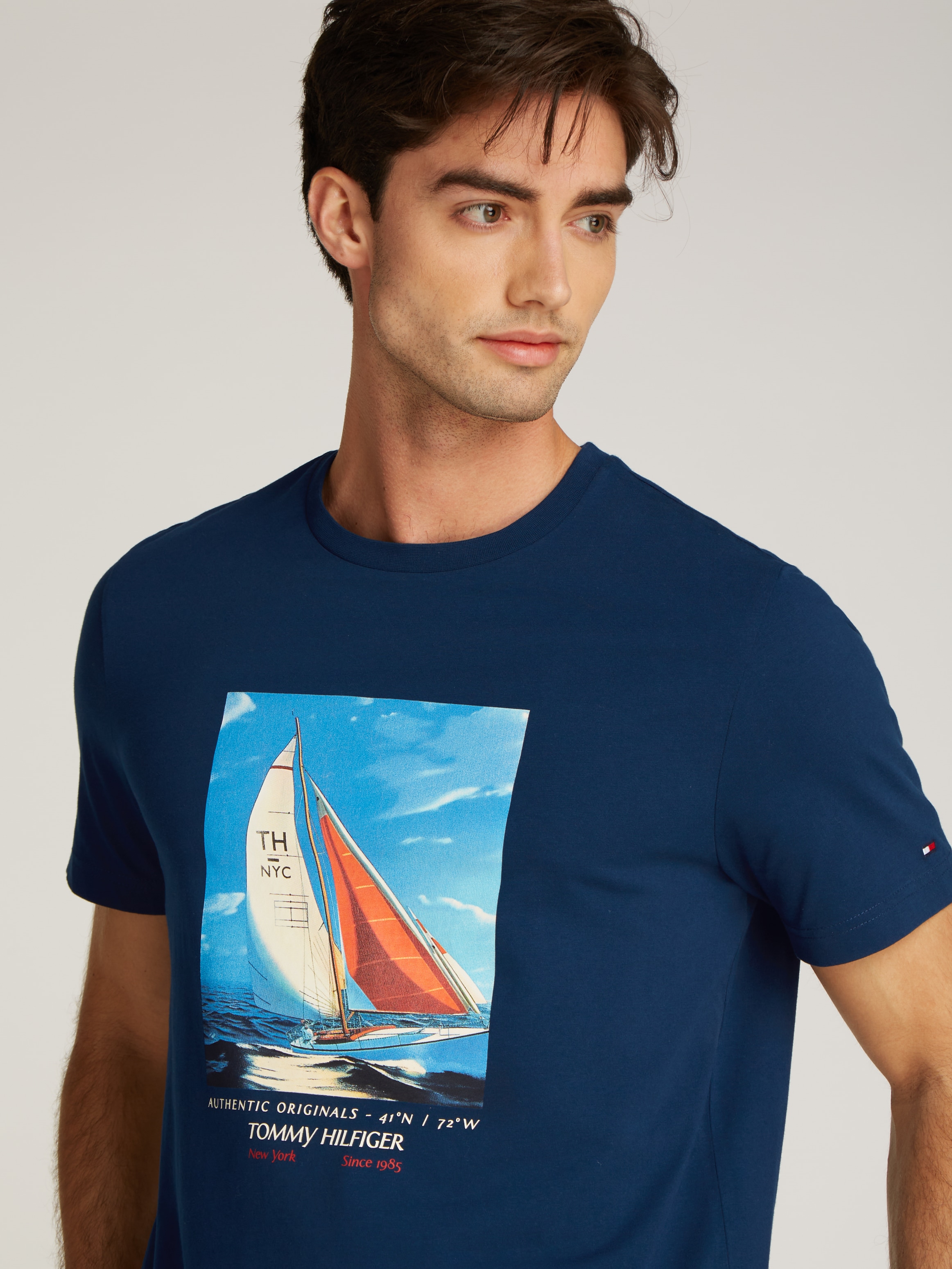 Tommy Hilfiger T-Shirt »HILFIGER COLOR PHOTO PRINT TEE« mit modischem Print
