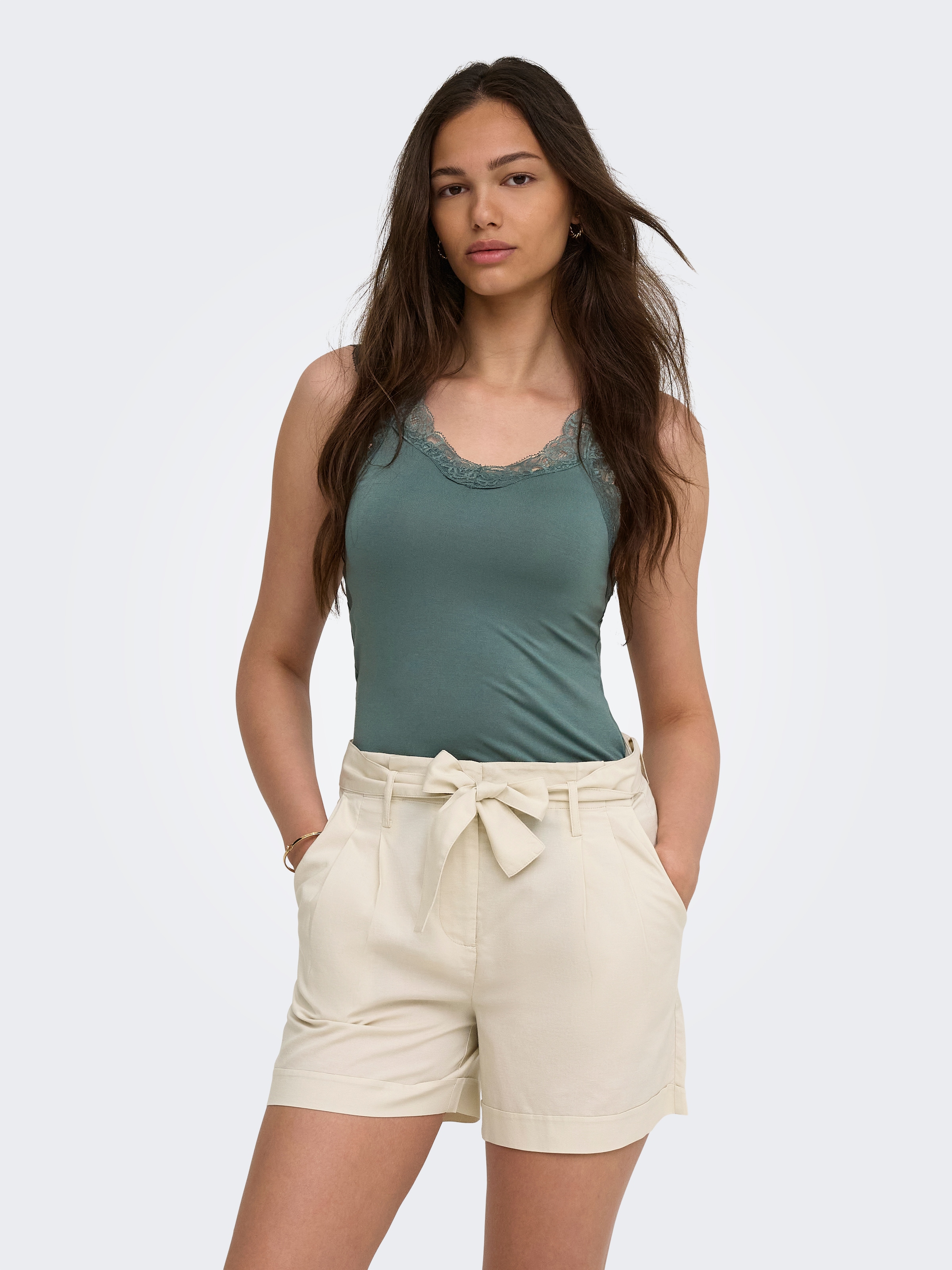 ONLY Top en dentelle »ONLLUNI TANK TOP WITH LACE DETAIL CS JRS« mélange viscose, coupe régulière