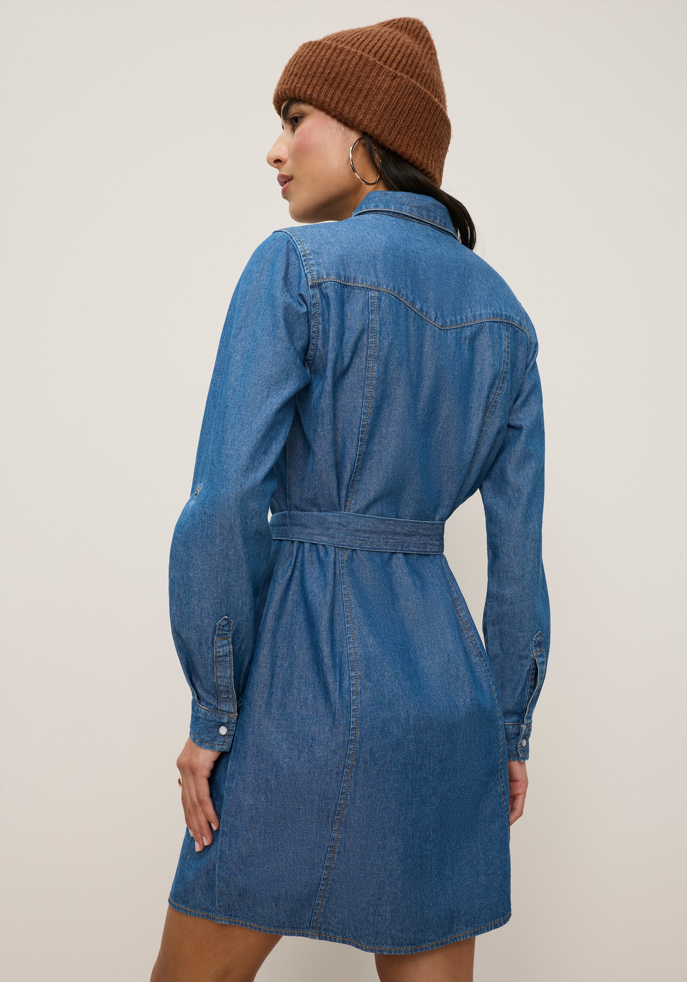 Tamaris Robe en jean »aus Baumwoll-Denim mit praktischen Taschen« Poches poitrine | Poches à rabat avec col chemise, coupe ajustée