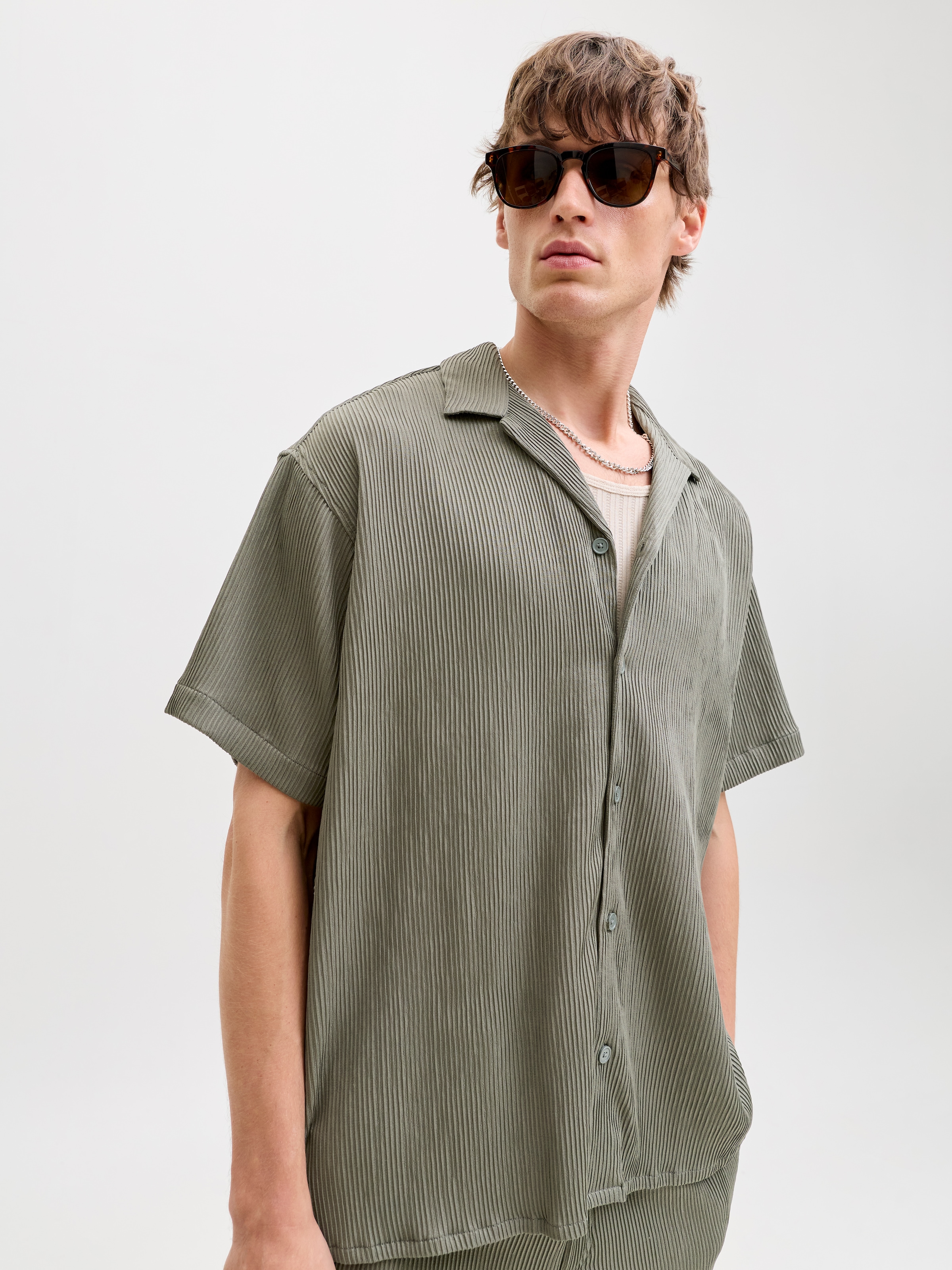 Jack & Jones Kurzarmhemd »JJEHARRISON RESORT SHIRT SS SN« Materialmix mit Stretch, loose fit