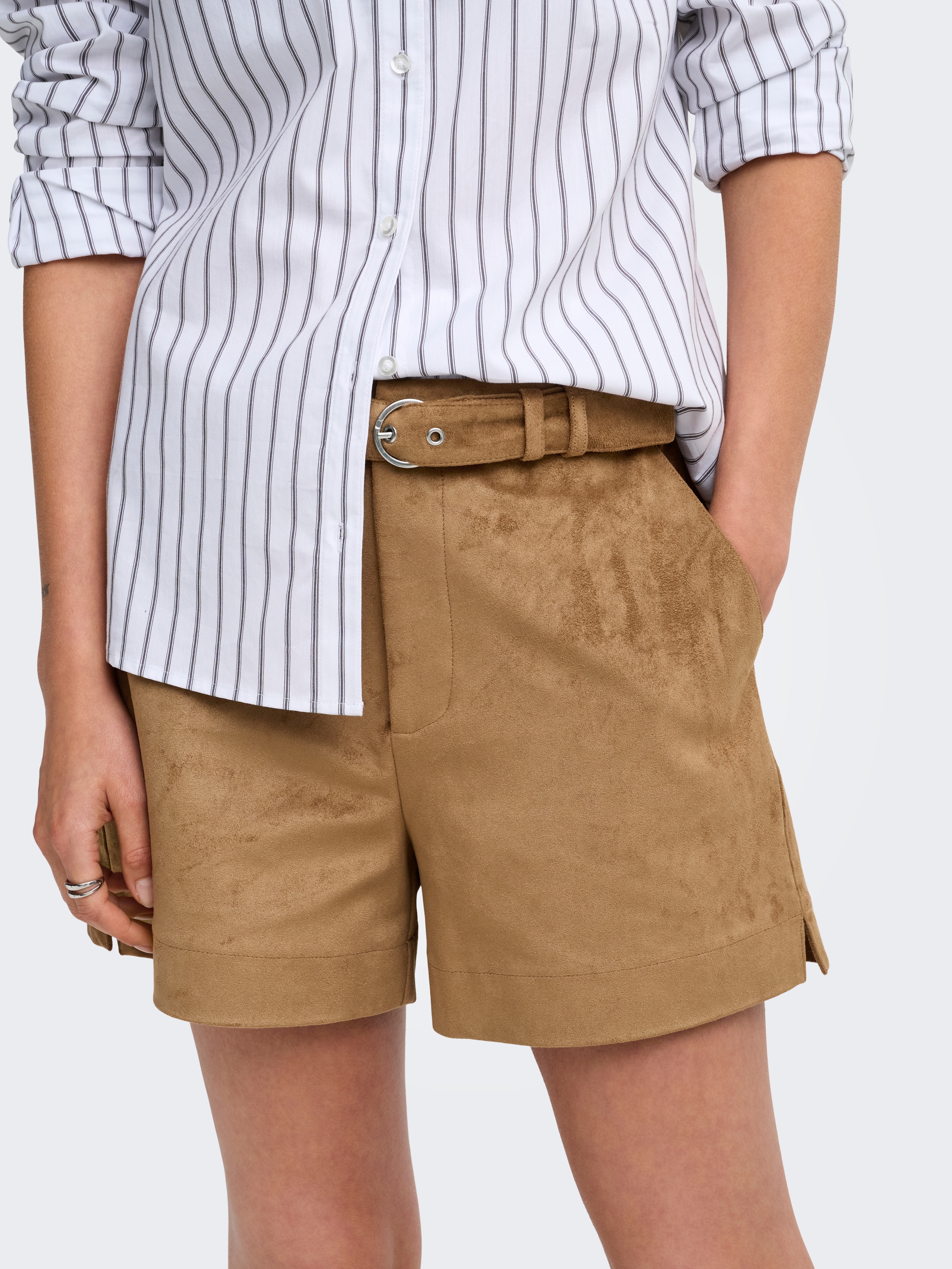 ONLY Short »ONLTAVIA HW FAUX SUEDE BELT SHORTS PNT«  mélange de matériaux, imitation daim, avec ceinture