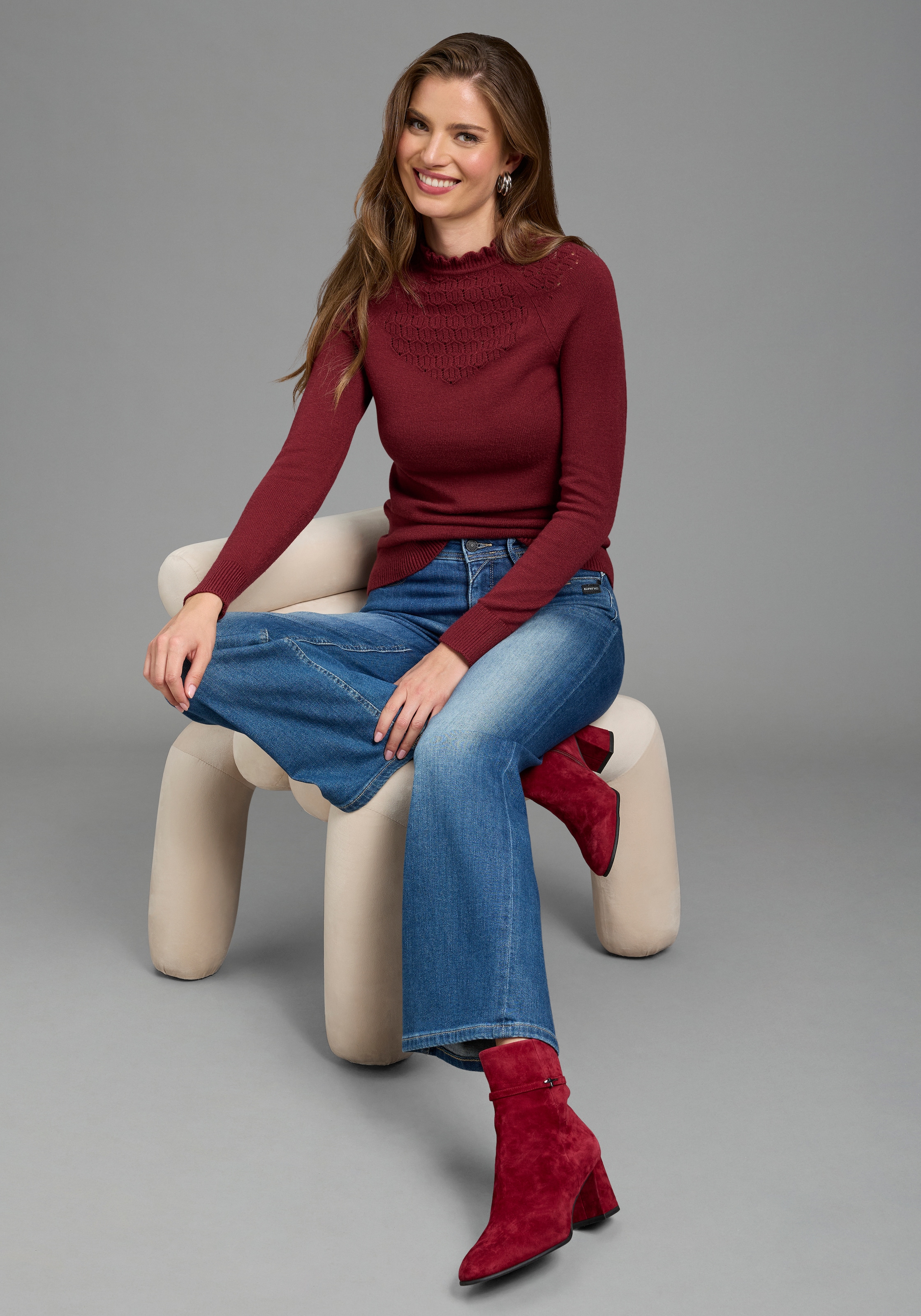 Laura Scott Pull en tricot »aus Ajourstrick, mit figurbetonter Passform« en mélange de viscose doux, avec bord ondulé