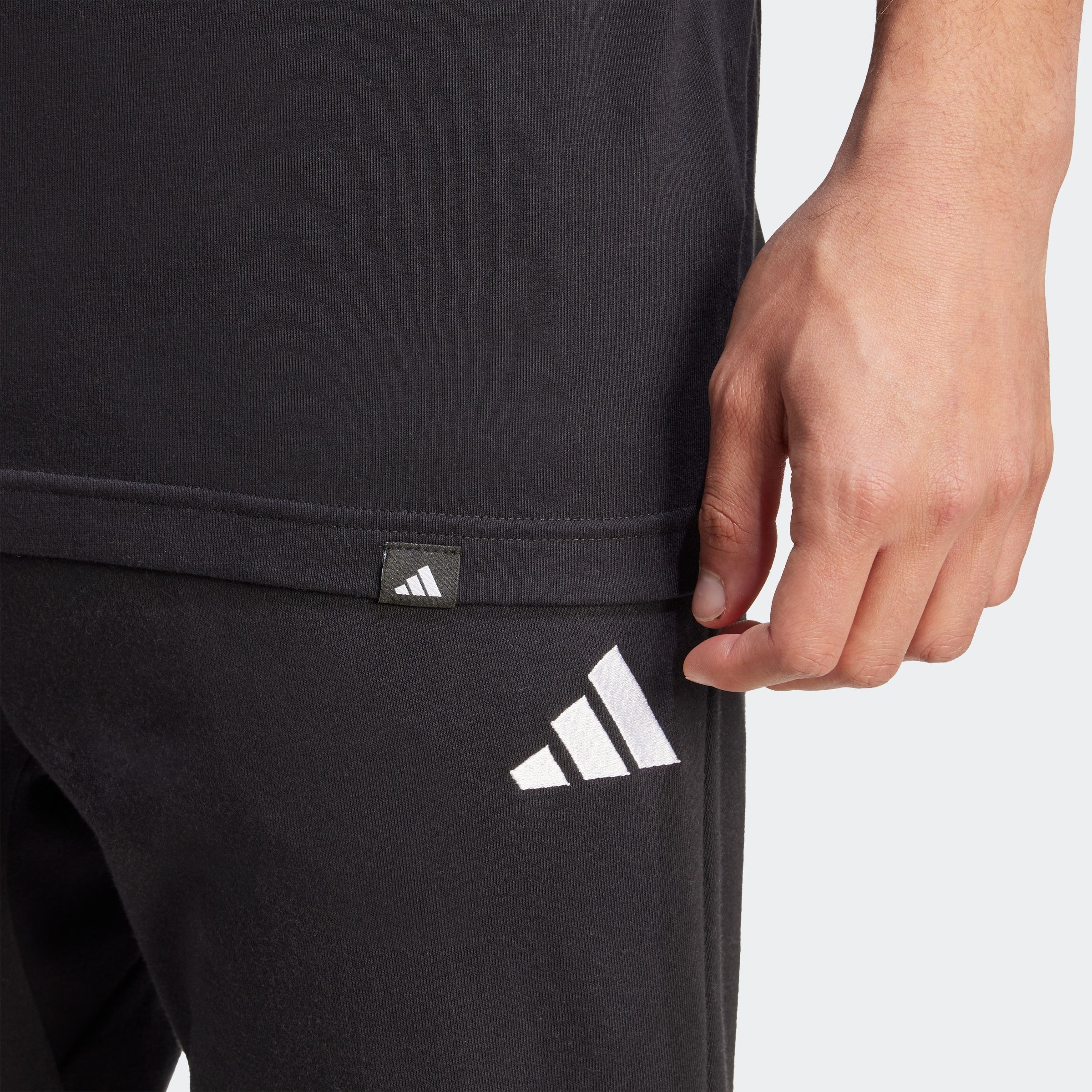 adidas Sportswear T-Shirt »CAMO LOGO GRAFIK« sportlicher Stil, ohne Verschluss, aus Baumwoll-Jersey