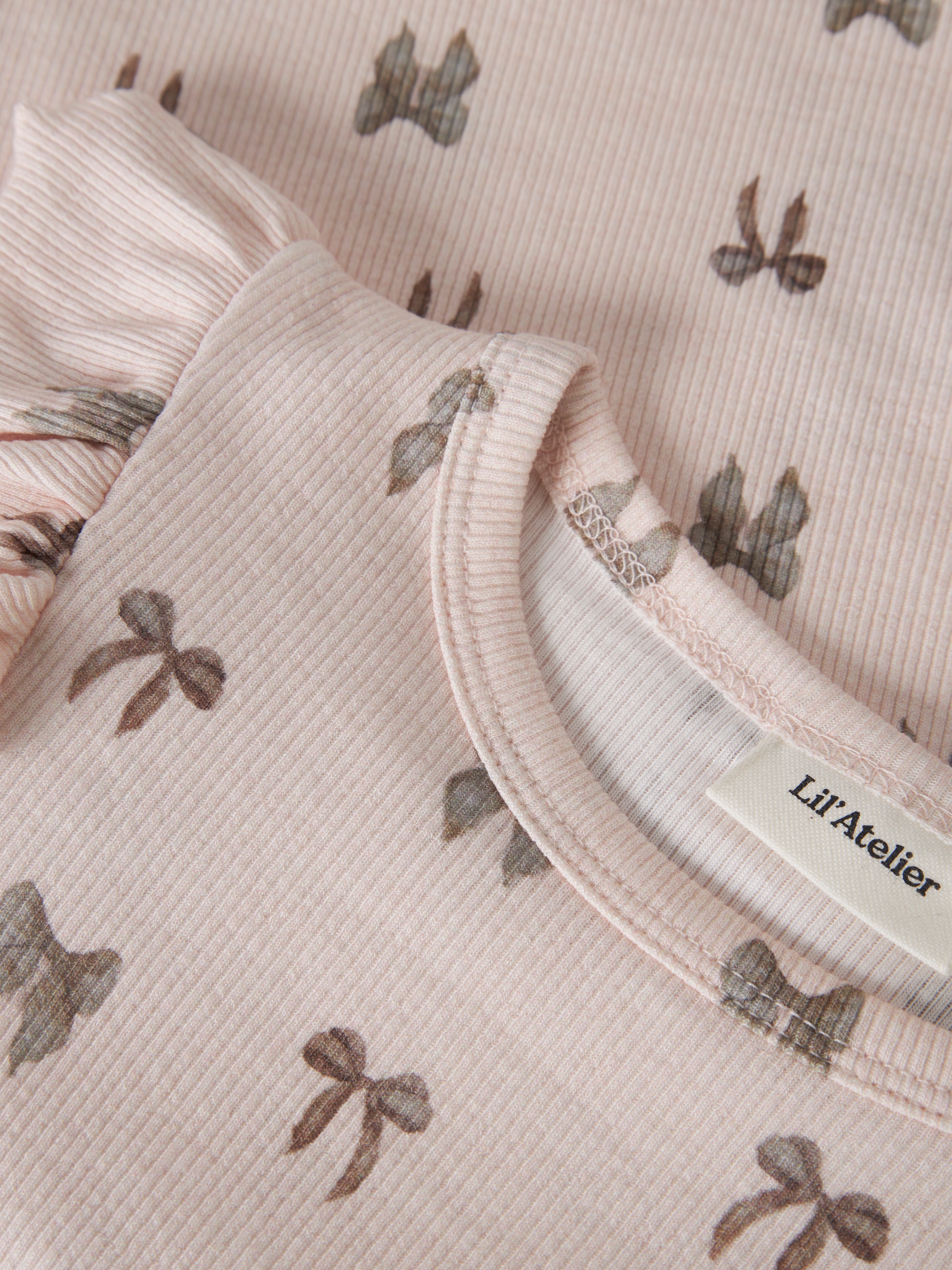 Lil' Atelier T-shirt à manches longues »NMFGAVO EKO LS SLIM TOP LIL NOOS« avec volants, jersey côtelé doux, coupe slim