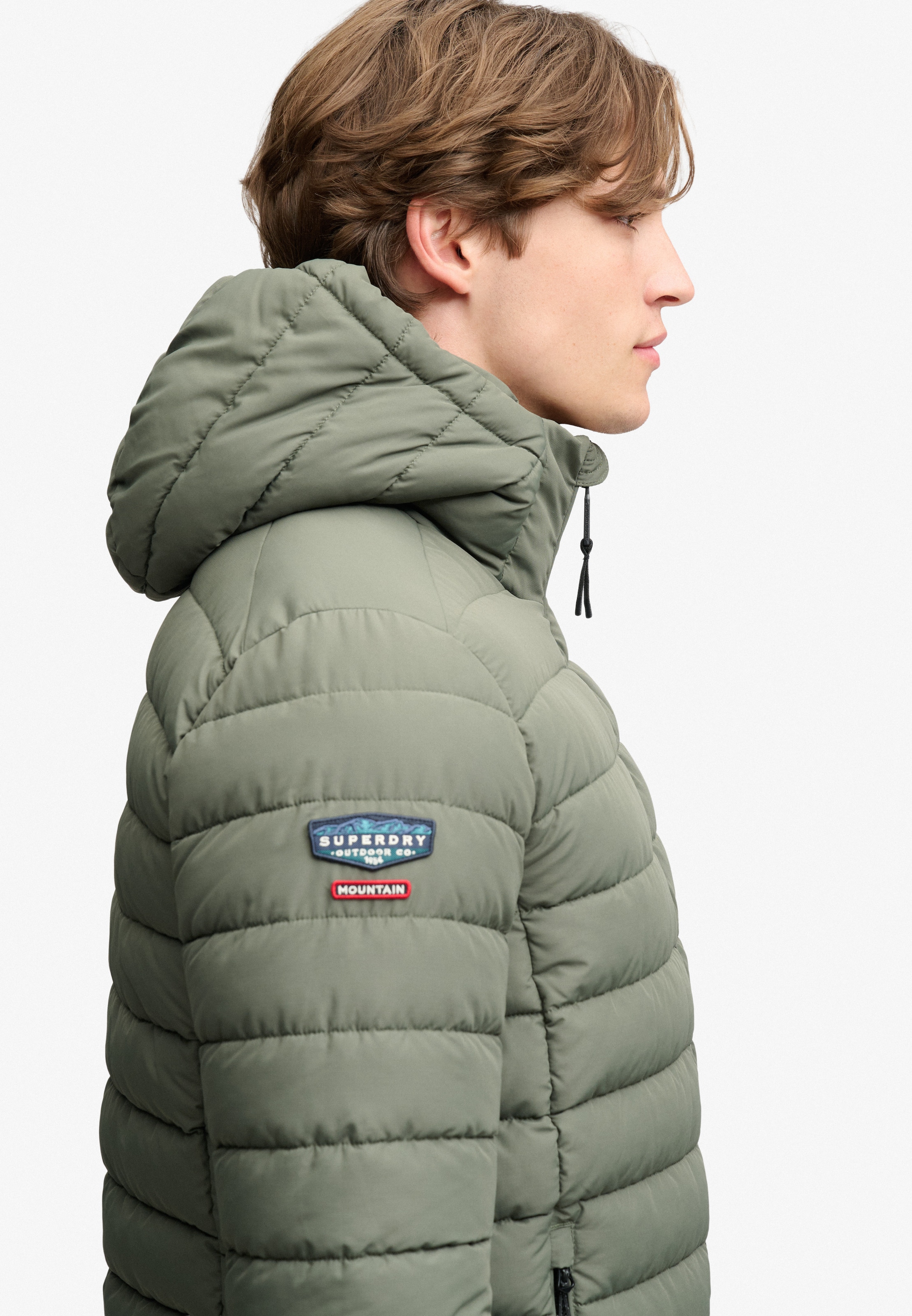Superdry Veste matelassée »HOOD FUJI MIDWEIGHT PADDED JKT« avec capuche Kunstfaser, slim fit