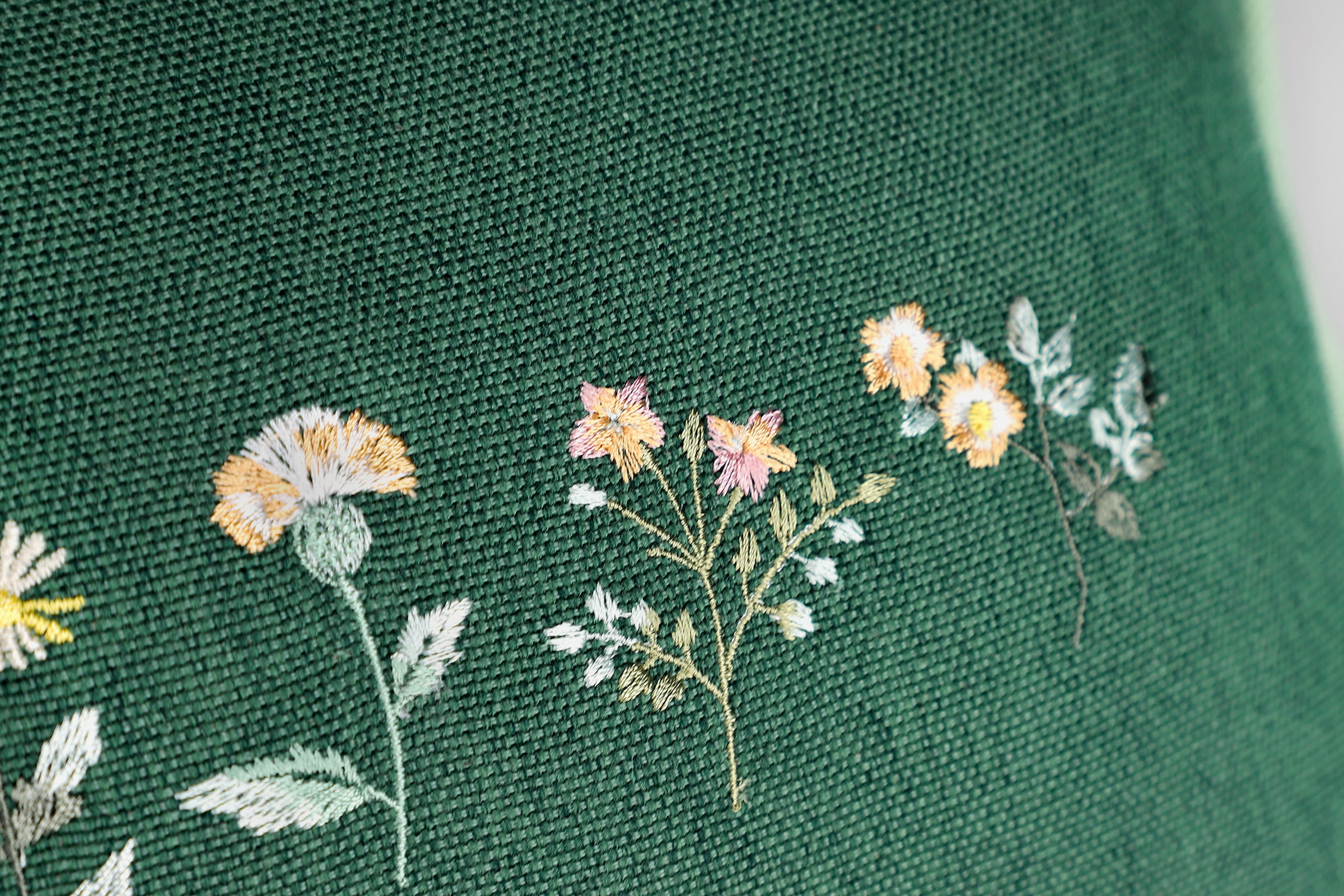 TOM TAILOR HOME Kissenbezug »Meadow« Blickfang mit Blumenstickerei