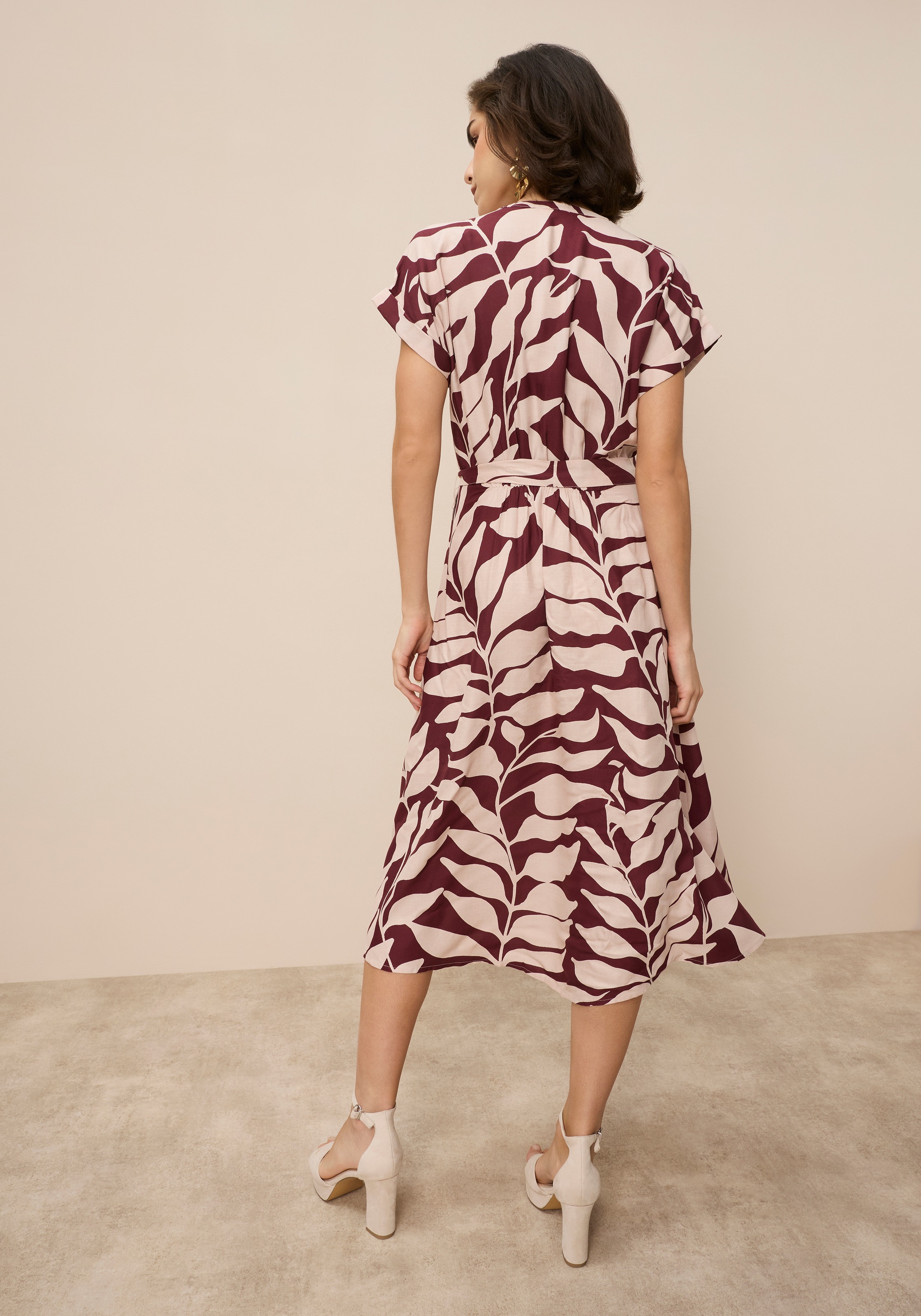 Tamaris Robe chemisier Set, mit Bindegürtel, 2 pièces tlg. aus Viskose, für Frühling und Sommer, gemustert, Mitte-Wade-Länge