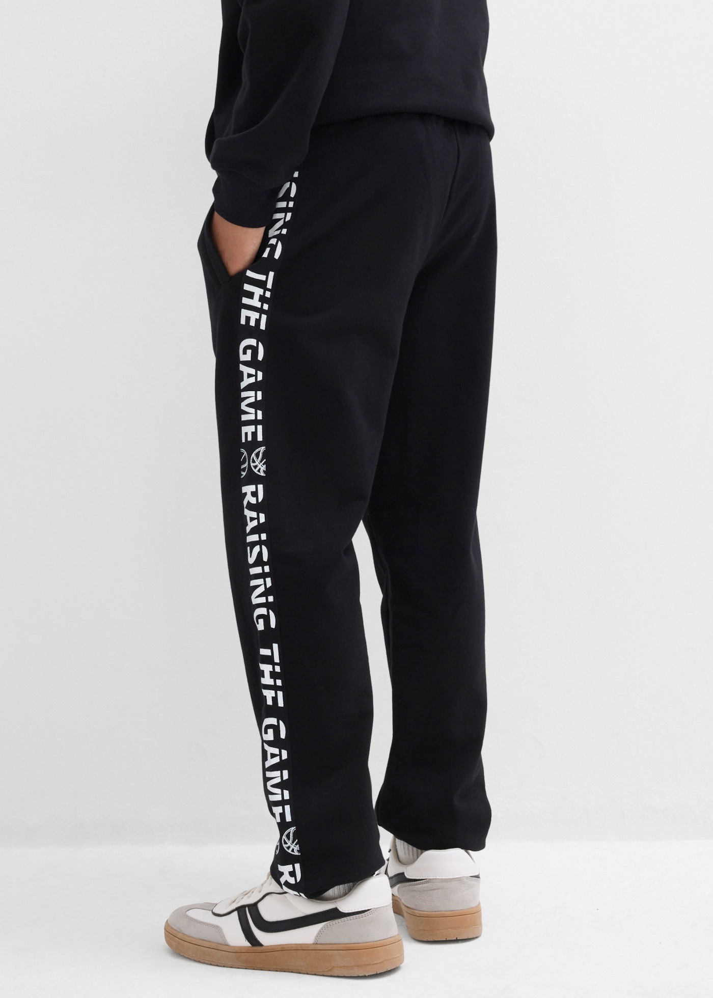 bonprix Pantalon sweat  pour garçons, avec inscription sur les côtés, coupe régulière, en coton
