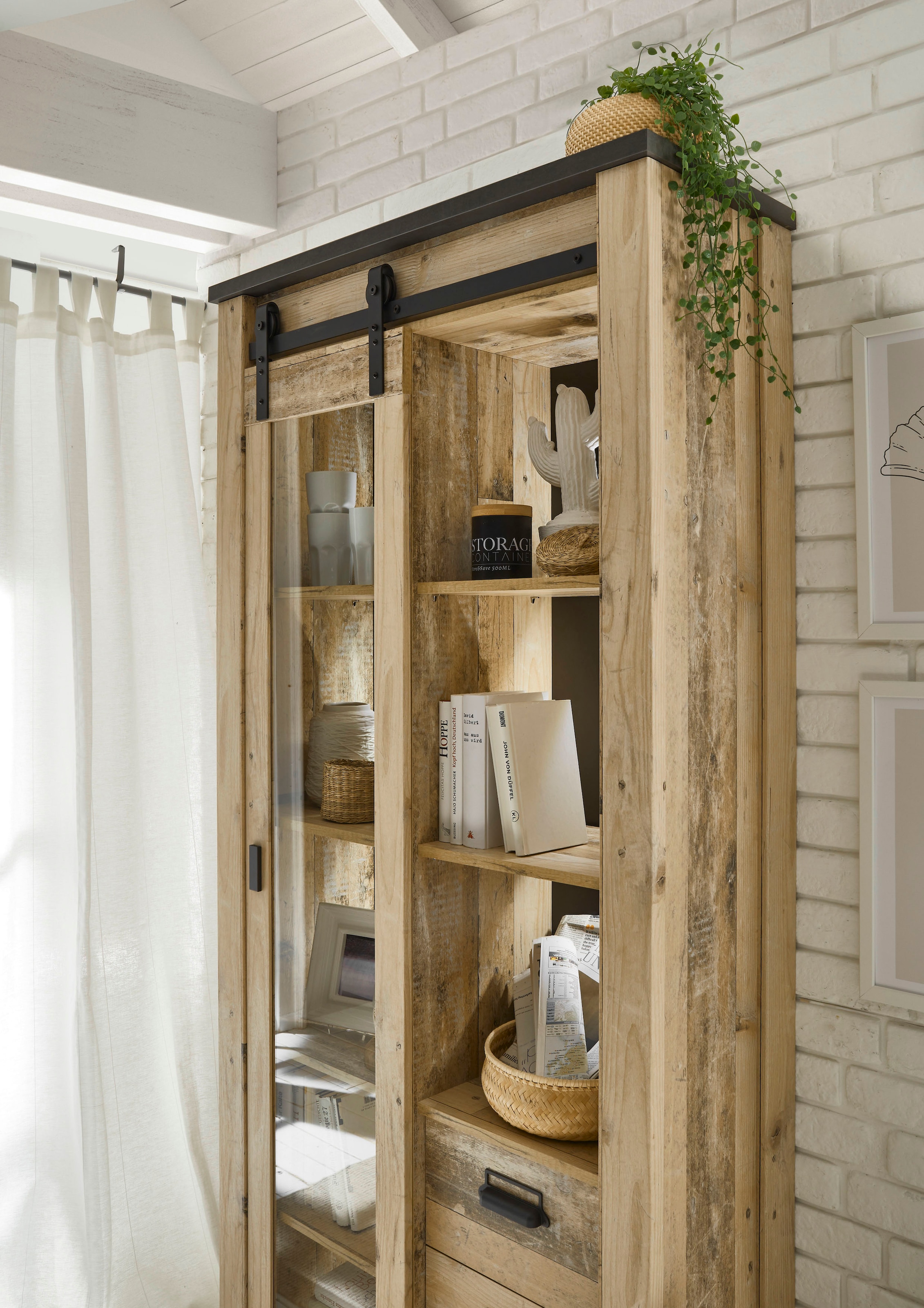 Home affaire Vitrine »Sherwood, Hochschrank im Industrial-Style, moderne Glasvitrine« Scheunentorbeschlag und Apothekergriffe aus Metall, Höhe 201 cm