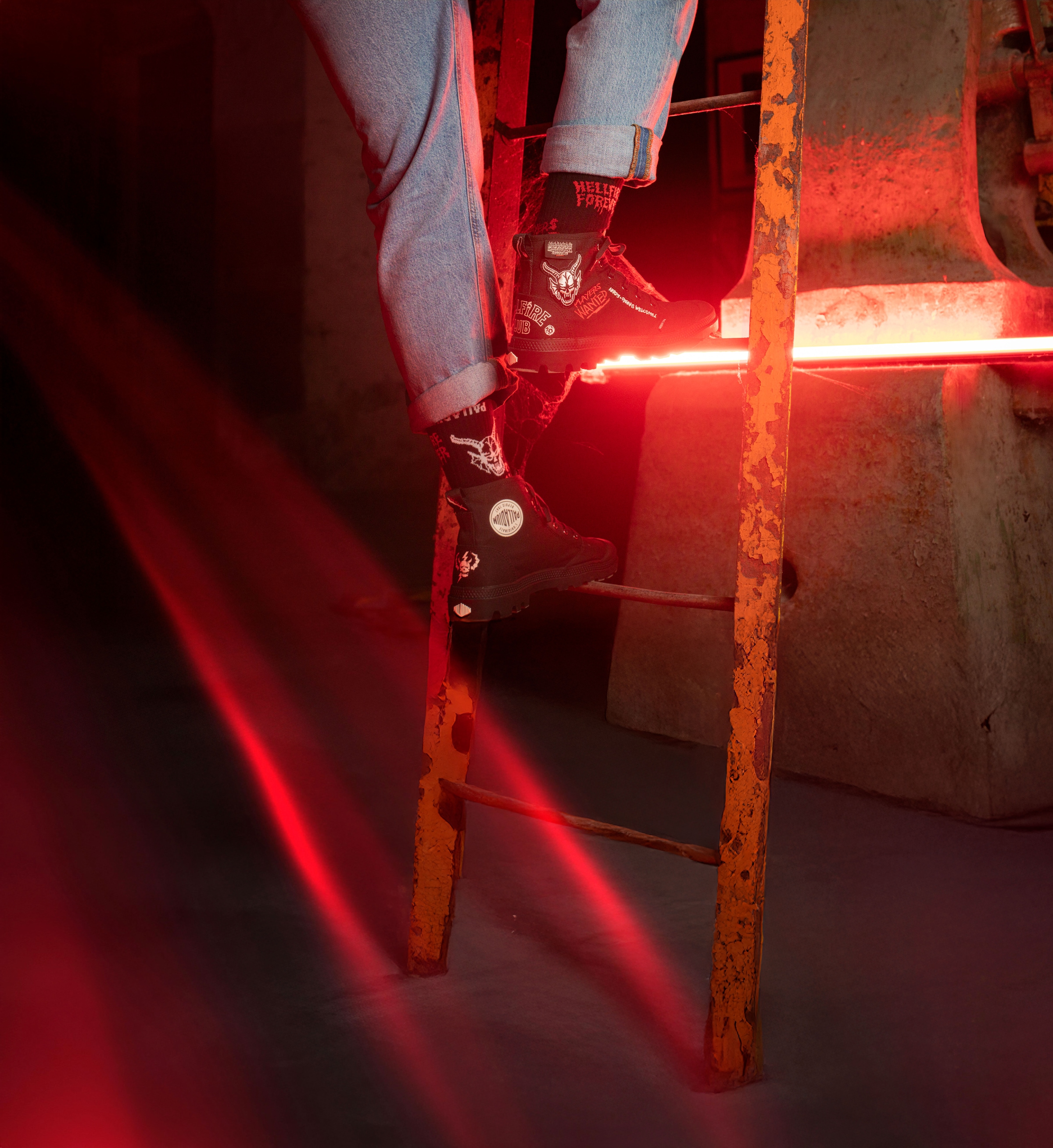 Palladium Bottines à lacets »STRANGER THINGS X PAMPA HELLFIRE«  Schnürstiefel aus Canvas mit Print