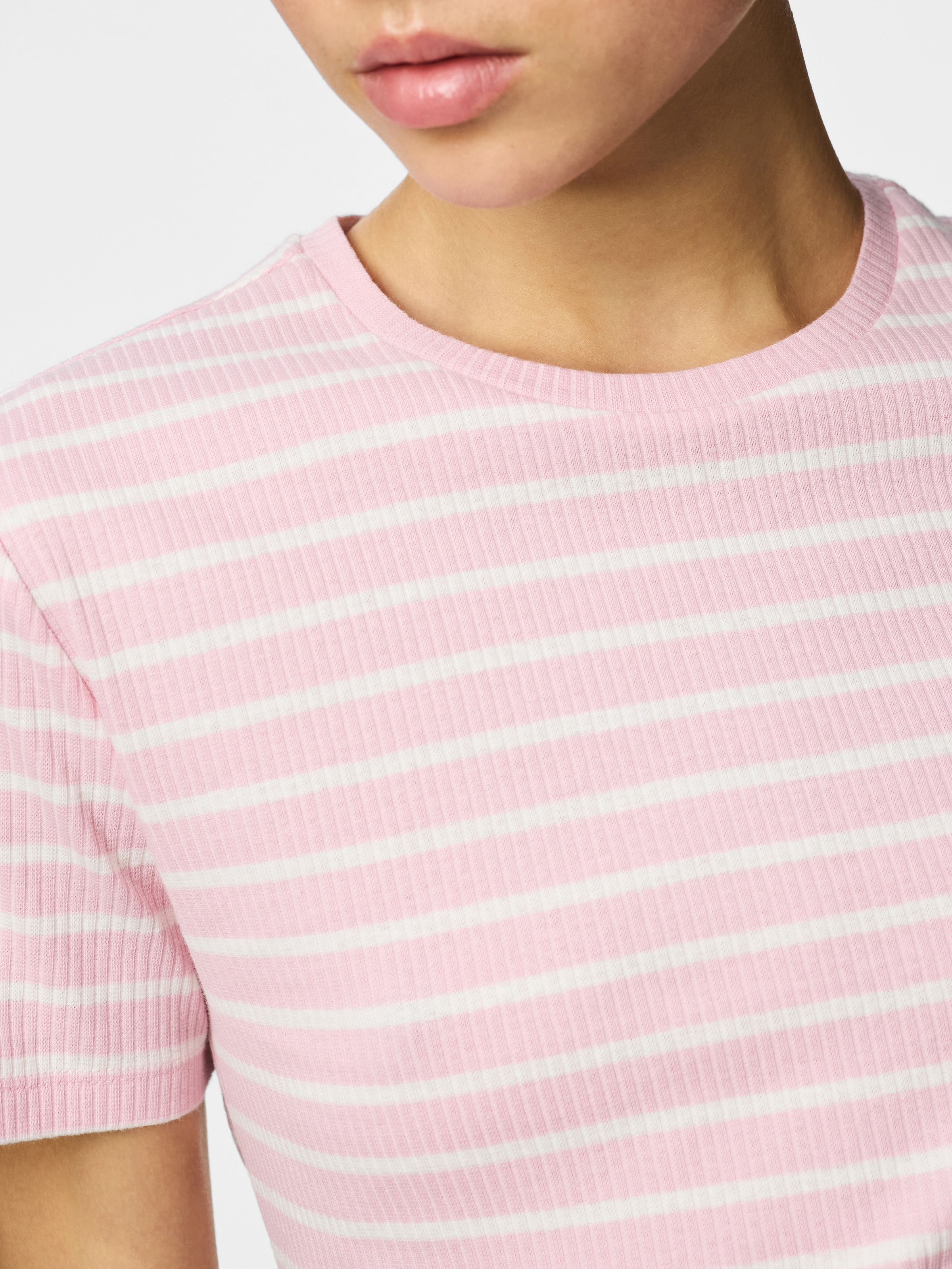 pieces T-shirt à manches courtes »PCRUKA SS TOP JRS NOOS BC« avec structure côtelée