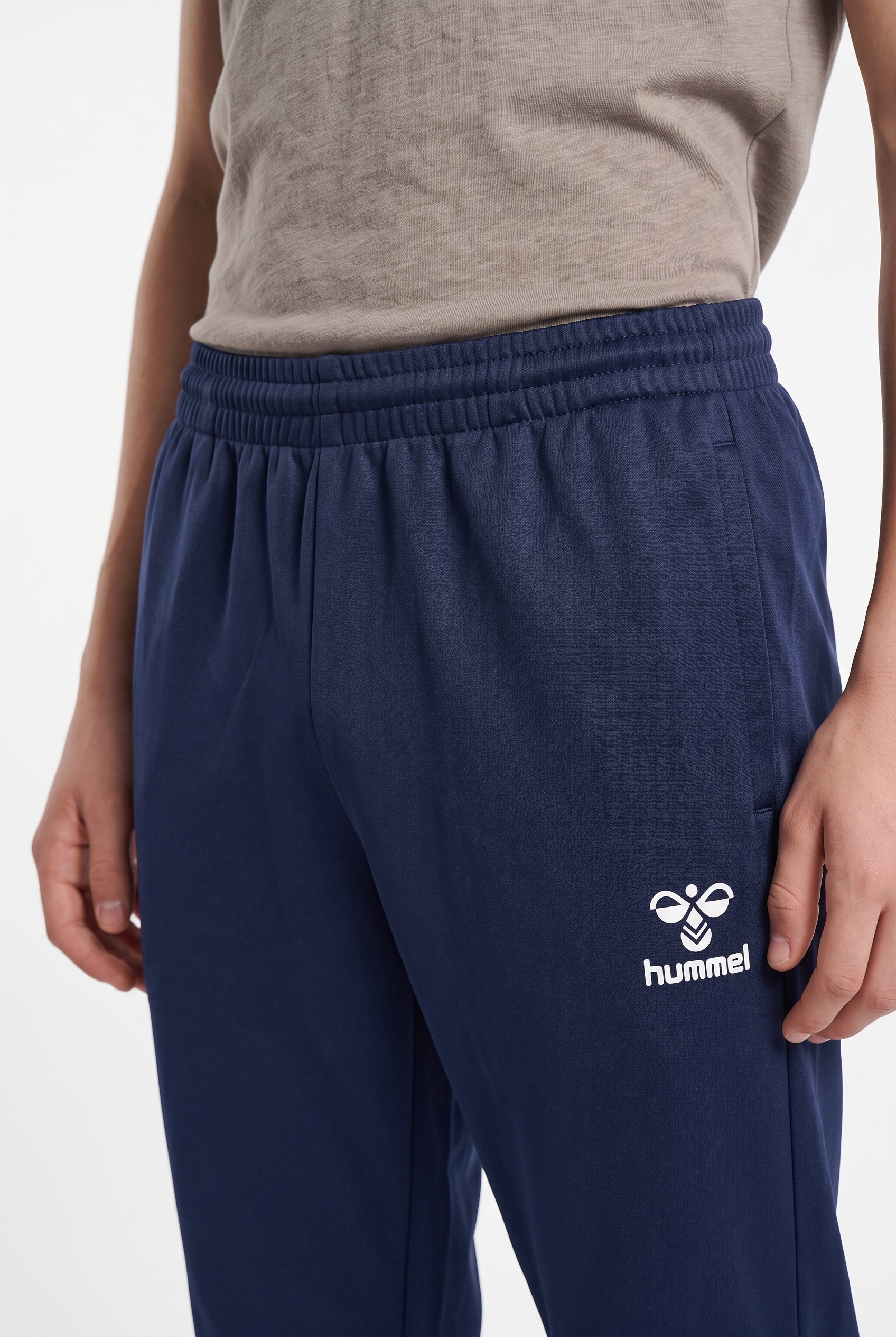 hummel Trainingshose »HMLESSENTIAL TRAINING PANTS KIDS«  mit BEECOOL® Technologie, aus Interlock-Material