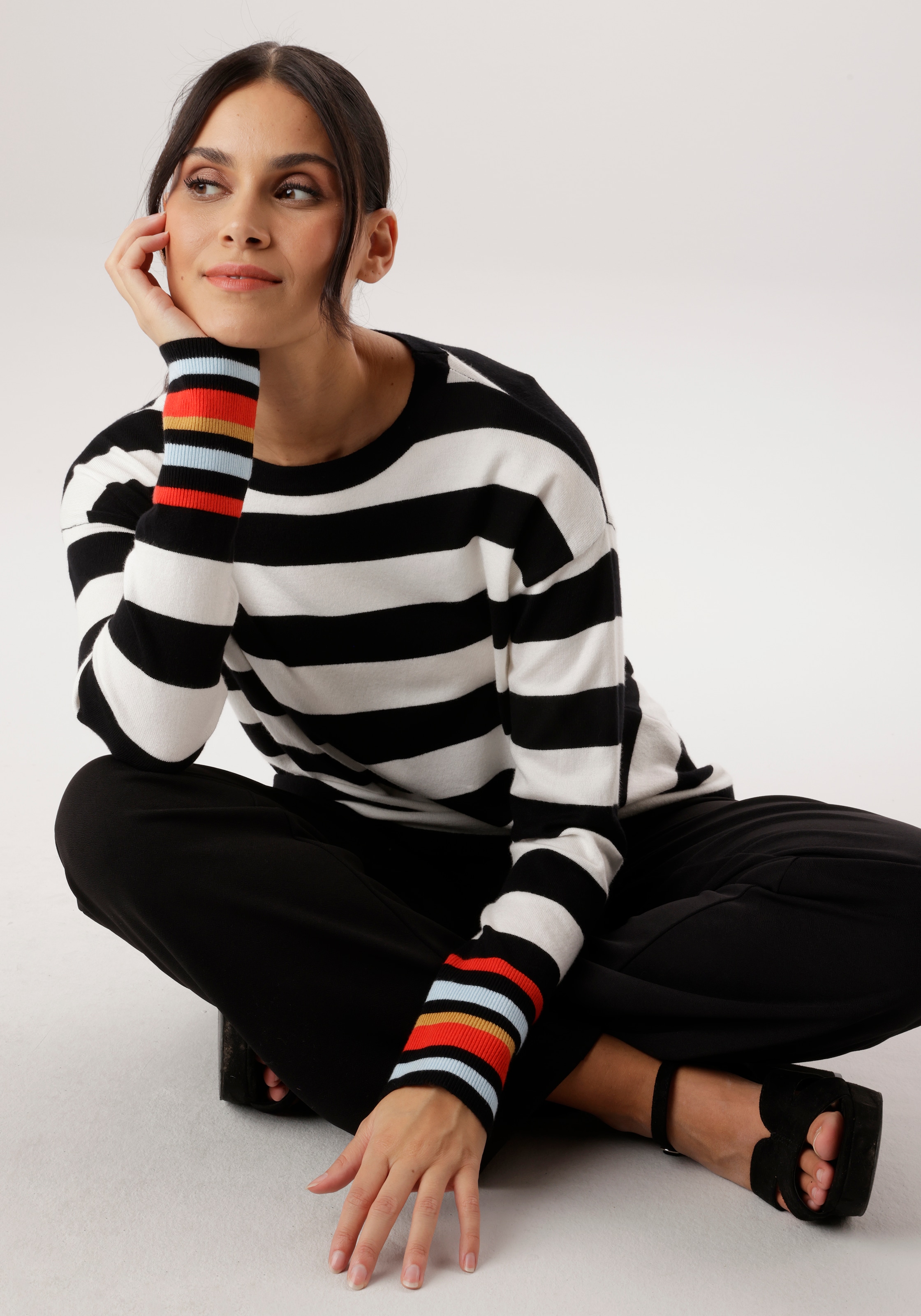 Aniston SELECTED Strickpullover mit modischen Farbakzenten den Ärmeln - NEUE KOLLEKTION