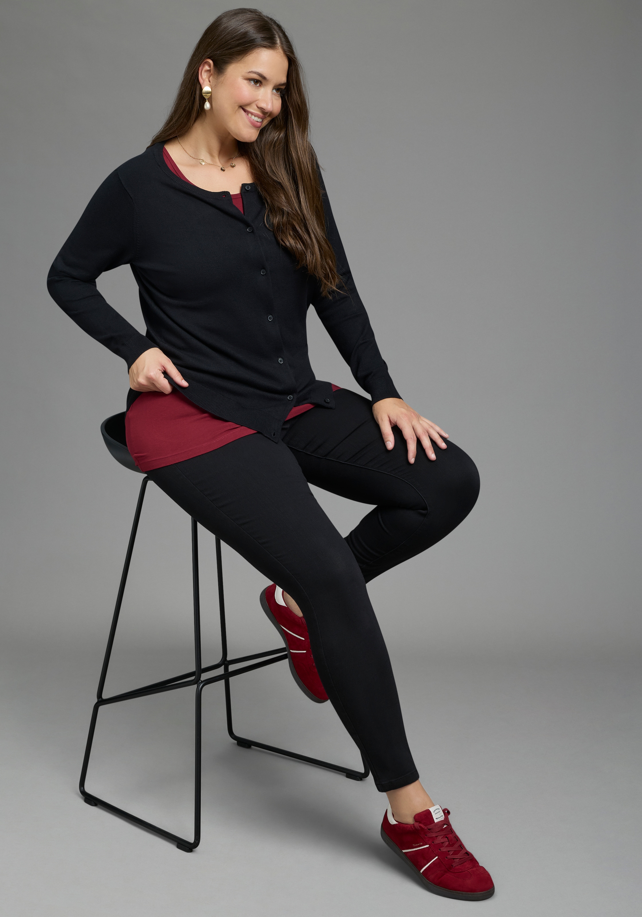 Laura Scott CURVE Strickjacke »Grosse Grössen« hüftlange Form, figurumspielende Passform, mit Rundhalsausschnitt