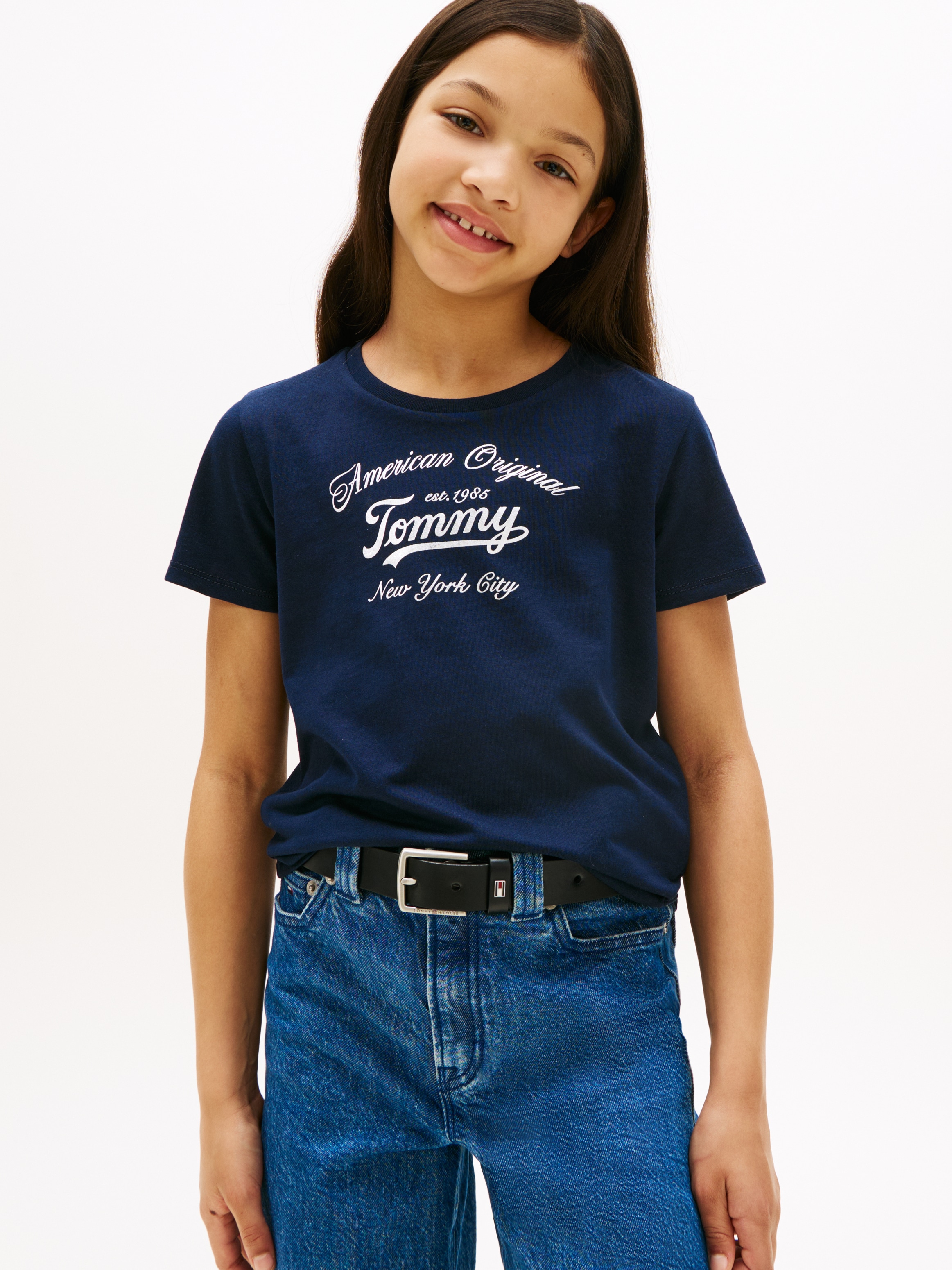 Tommy Hilfiger T-shirt »TOMMY SCRIPT TEE SS« für Kinder bis 16 Jahre, glänzender Druck