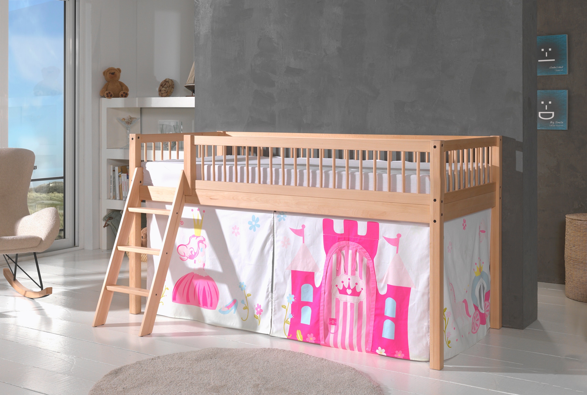 Vipack Lit de jeu »Forrest, Absturzschutz mit Sprossen-Optik, Pfostenstärken ca. 50x50mm« Hêtre laqué naturel, construction stable et de qualité, avec sommier à lattes,  90/200 cm, espace de jeu sous le lit, 2 ensembles textiles au choix