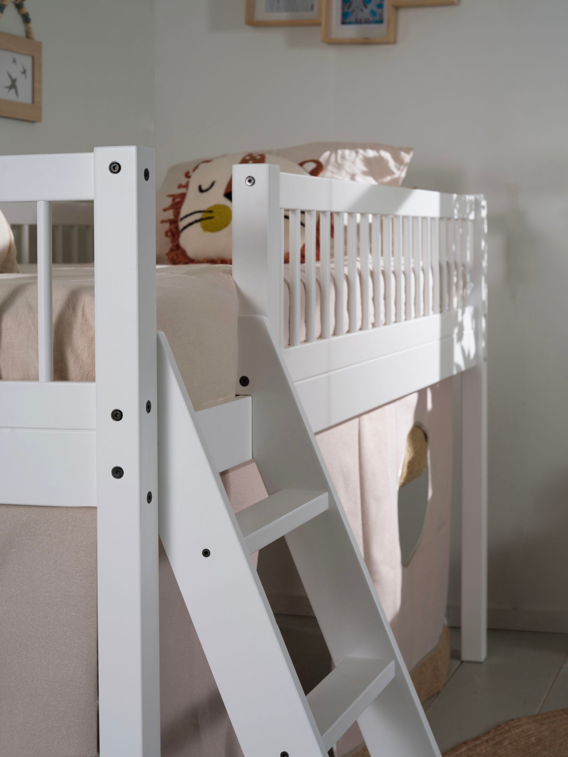 Vipack Lit de jeu »Forrest 90/200 aus massiver Buche weiss lackiert, inkl. Vorhang-Set« construction stable avec protection antichute périphérique, échelle et sommier à lattes enroulables