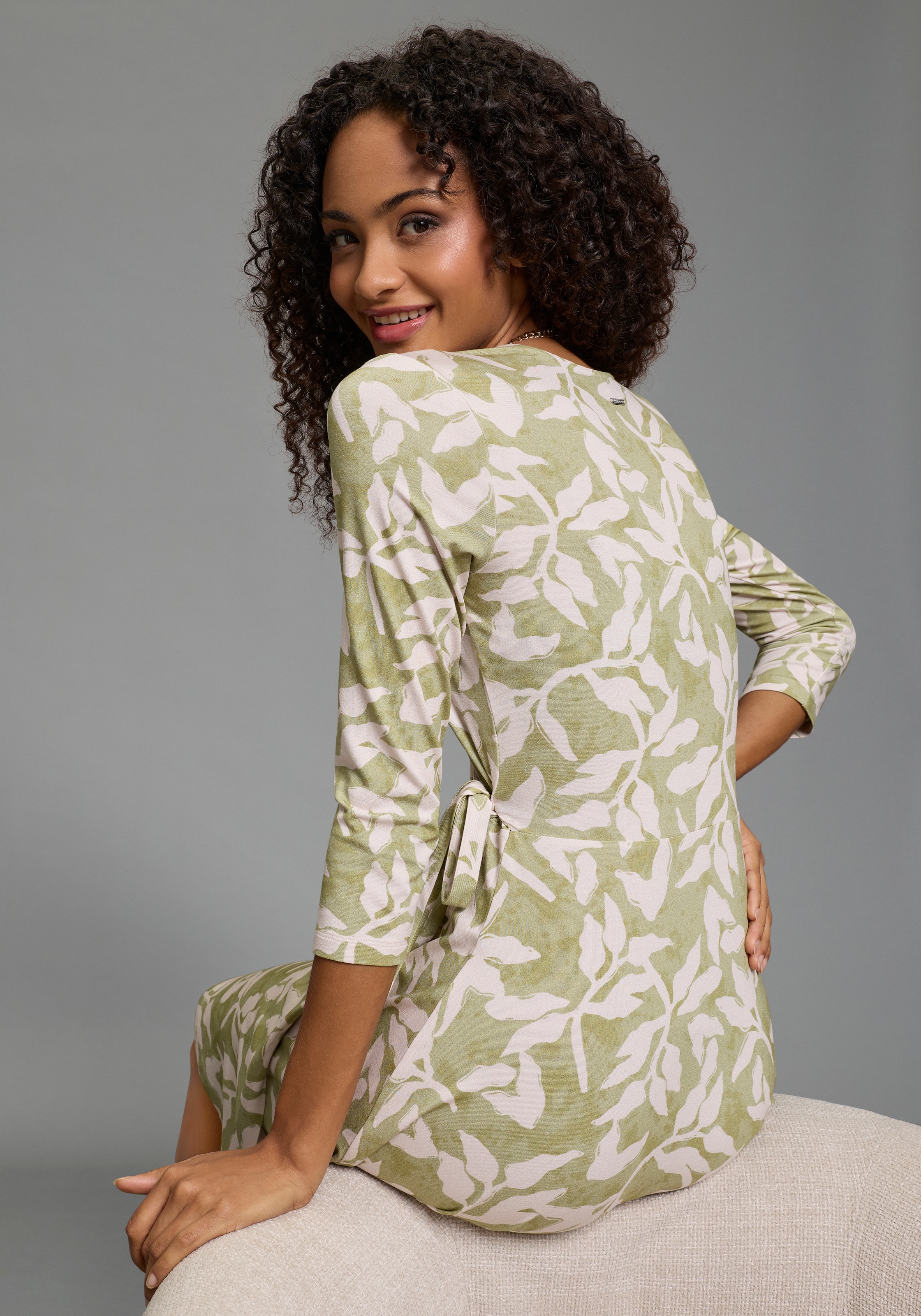 Laura Scott Sommerkleid femininer Stil, für warme Tage, mit V-Ausschnitt, mit 3/4-Ärmeln