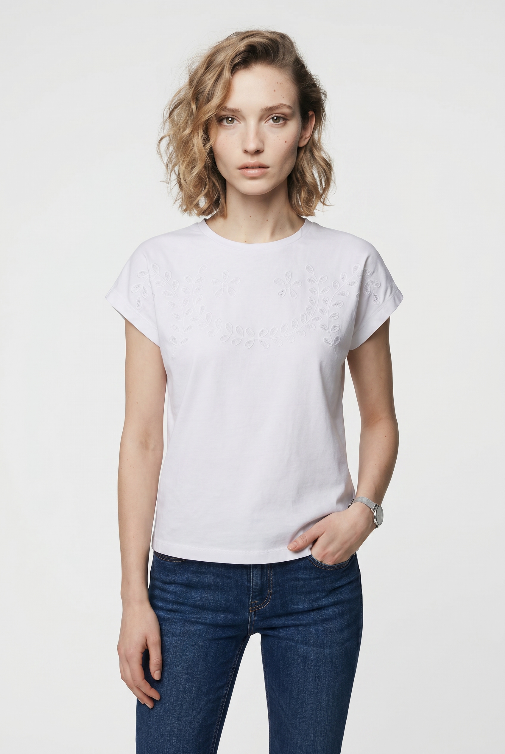 Pepe Jeans T-shirt »MINA« avec broderie florale ajourée