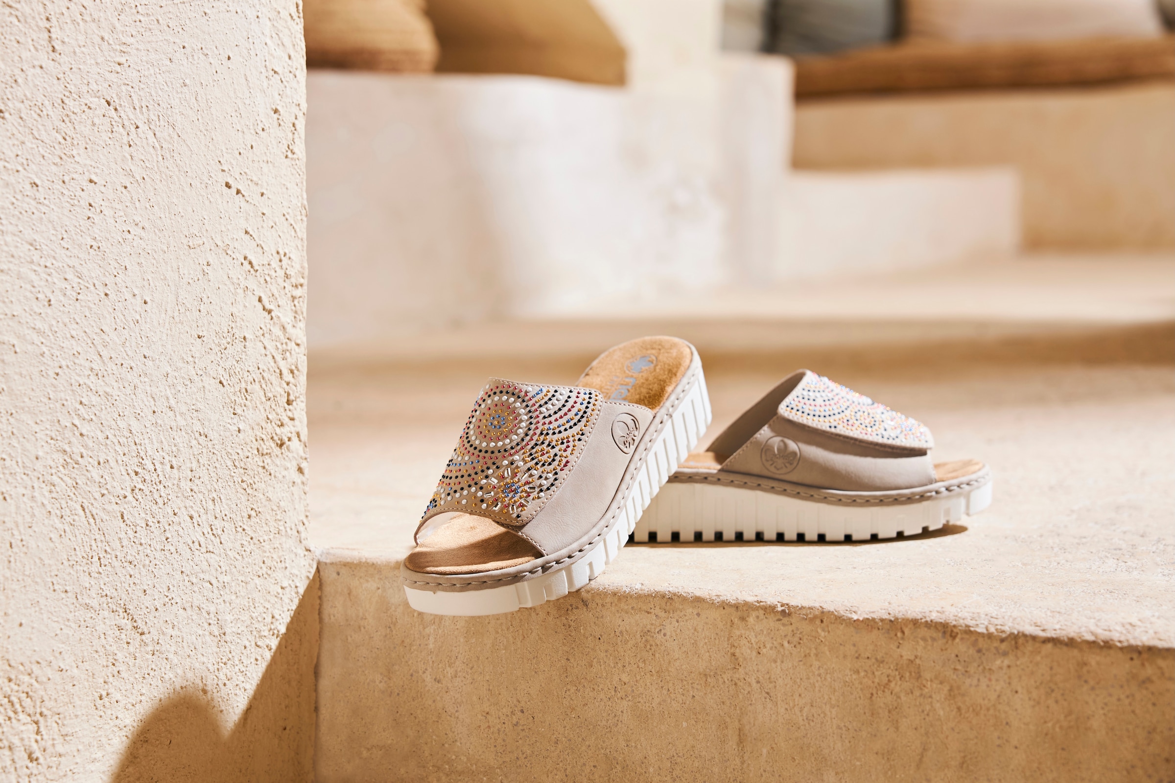 Rieker Pantolette  Sommerschuh, Strandschuh, Hausschuh mit regulierbarem Klettverschluss