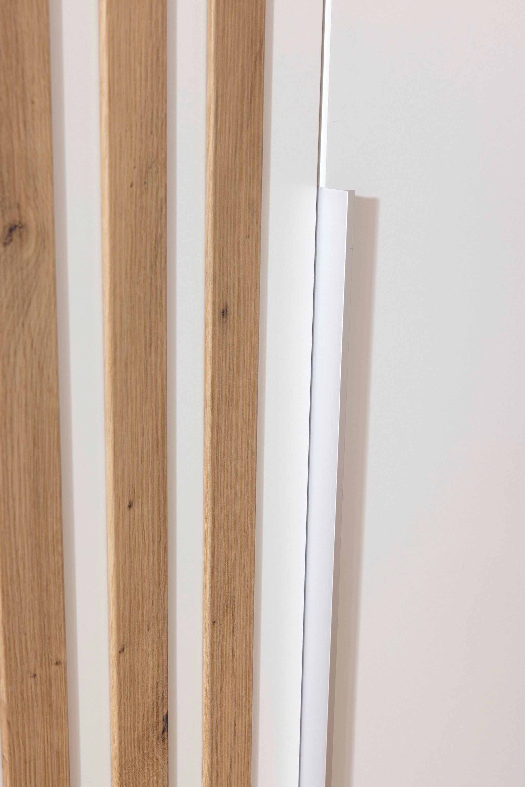 rauch Drehtürenschrank »Kleiderschrank Schrank Garderobe Breiten 181/226/271 cm LAMELLA« 3 verschiedene Ausstattungen BASIC/CLASSIC/PREMIUM (inkl. SOFT-CLOSE),  elegante Lamellen-Auflage in 3D Akustikpaneel Optik MADE IN GERMANY