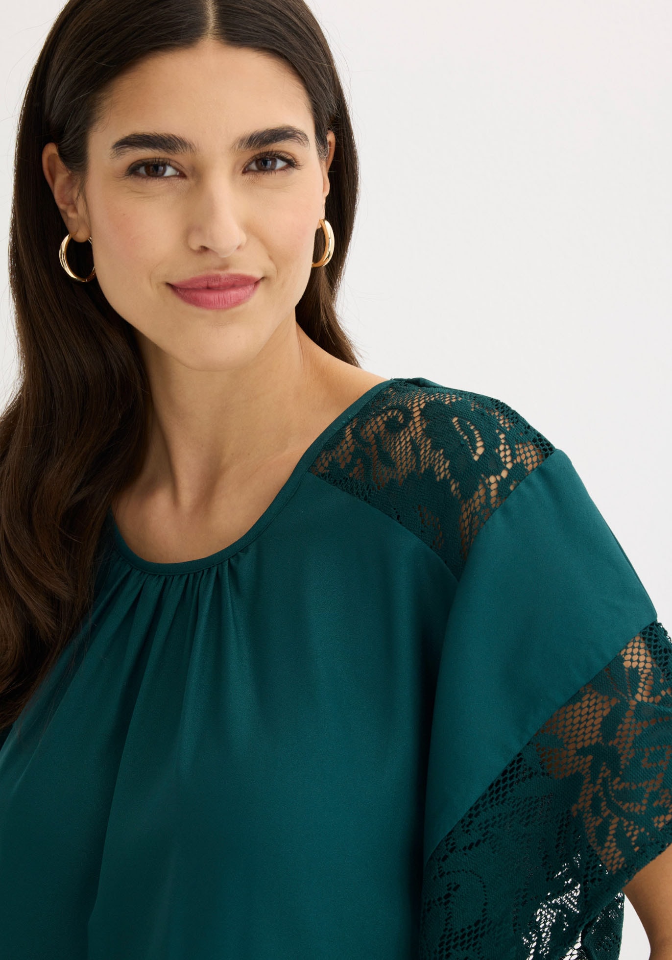 bonprix Blouse à manches longues figurumspielende Passform, aus Polyester, mit Applikationen