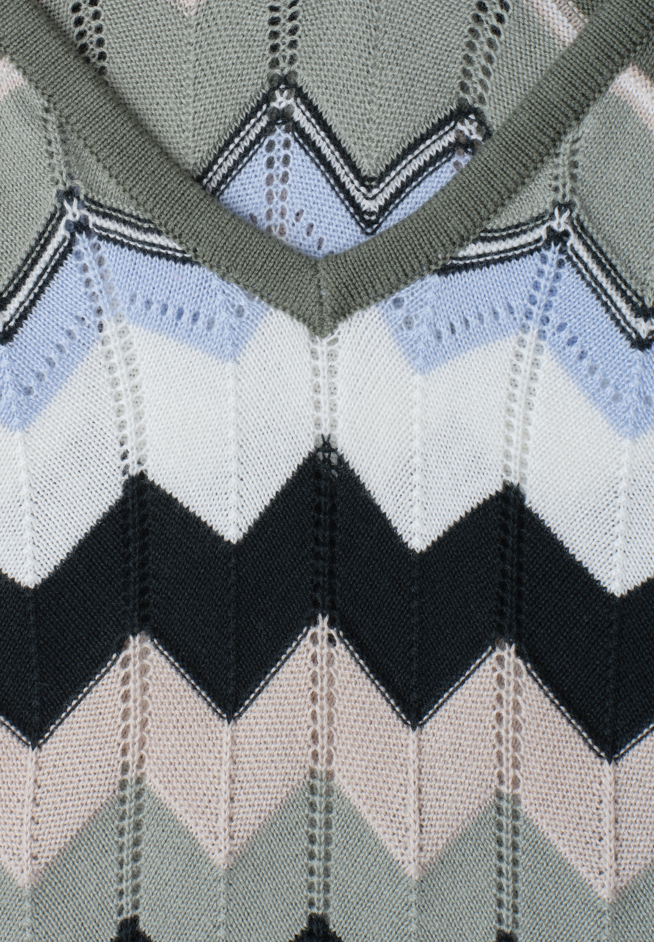 STREET ONE Robe en tricot motif zigzag multicolore, près du corps sans manches