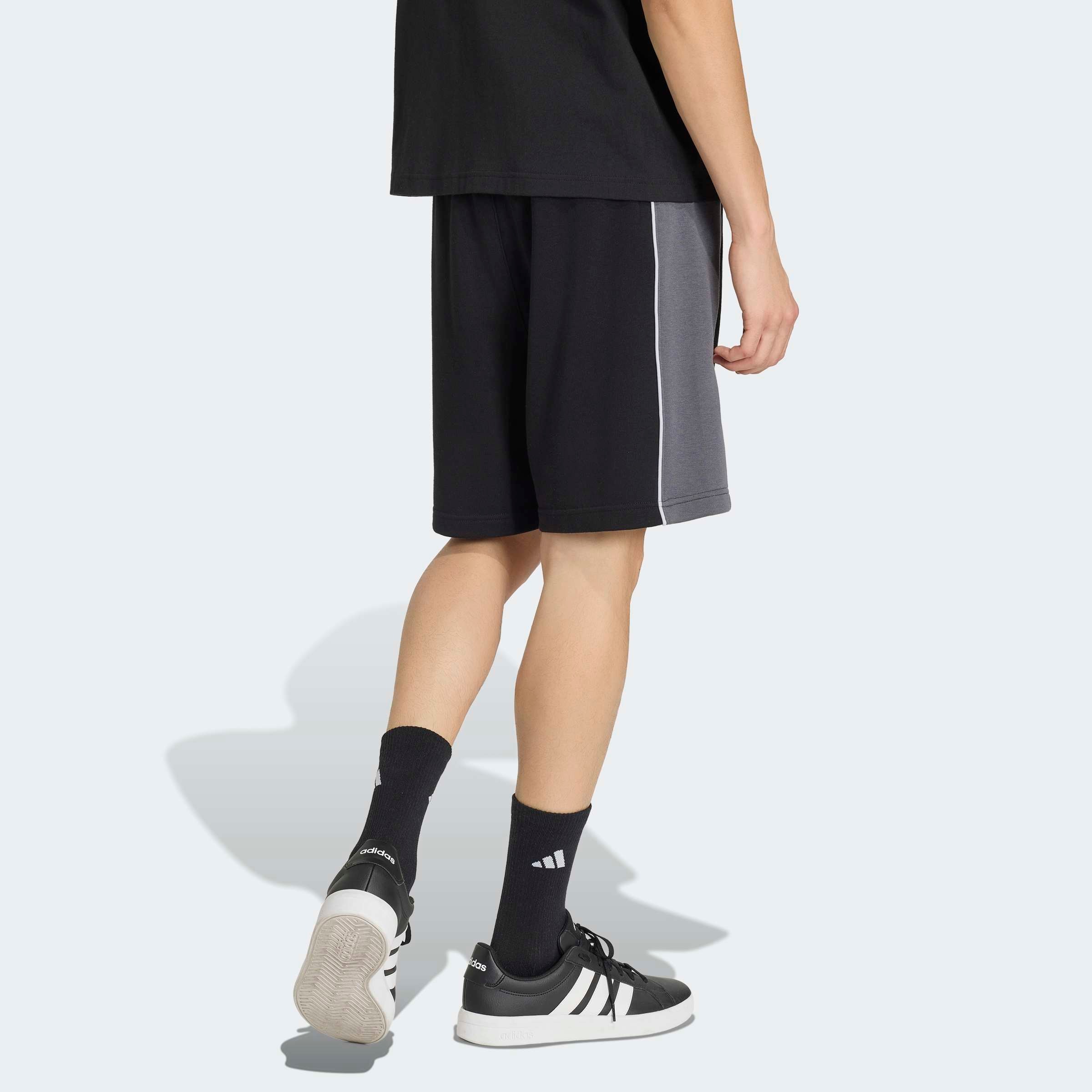adidas Sportswear Short »SEASONAL ESSENTIALS FLEECE-, COLOURBLOCKING«  sans fermeture, en coton, polyester et viscose, coupe normale