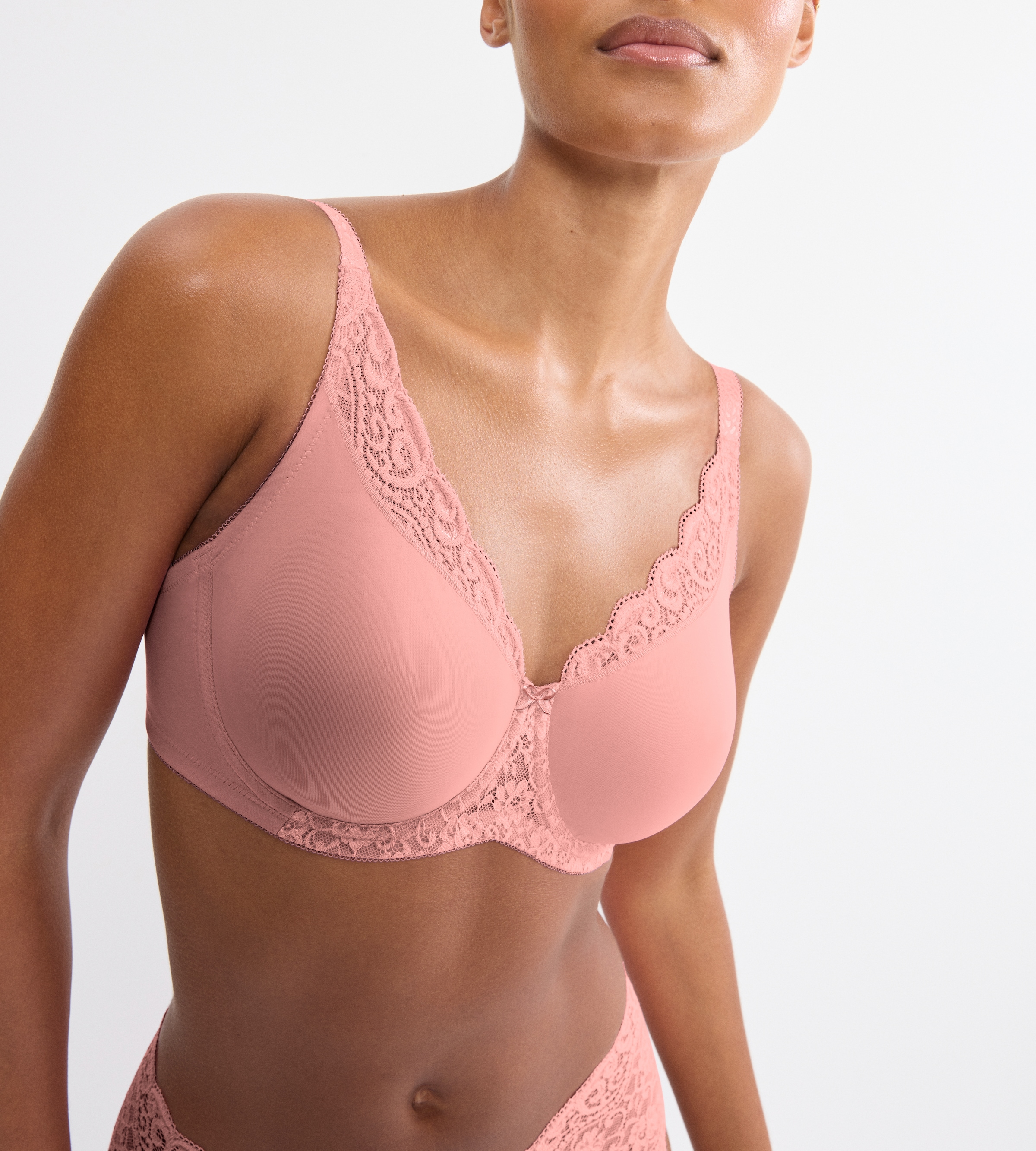 Triumph Soutien-gorge à armatures »Amourette W01« réduit visuellement la poitrine d'une taille de bonnet
