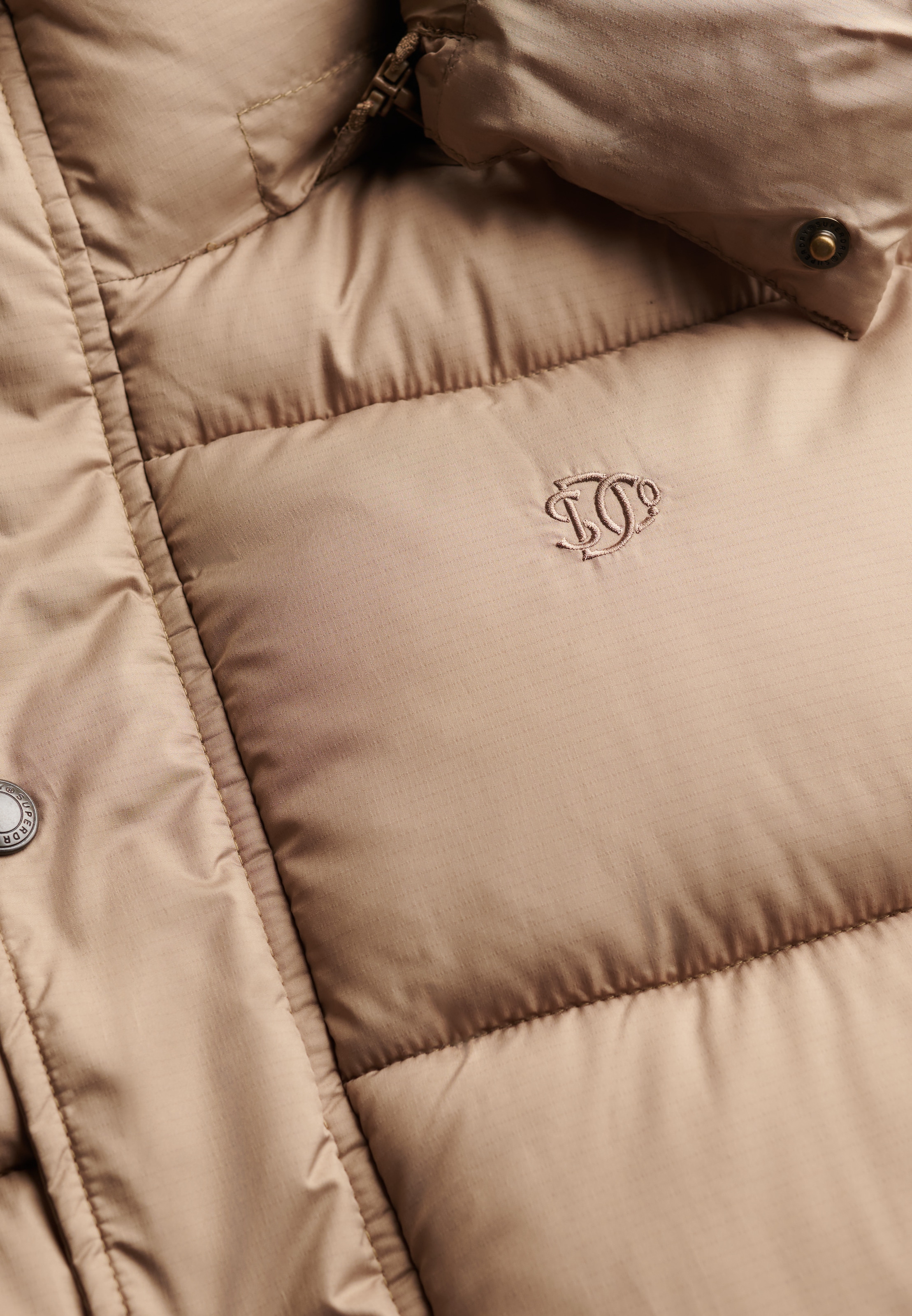 Superdry Veste matelassée »PREMIUM RIPSTOP PUFFER JKT« avec capuche fibre synthétique, coupe décontractée
