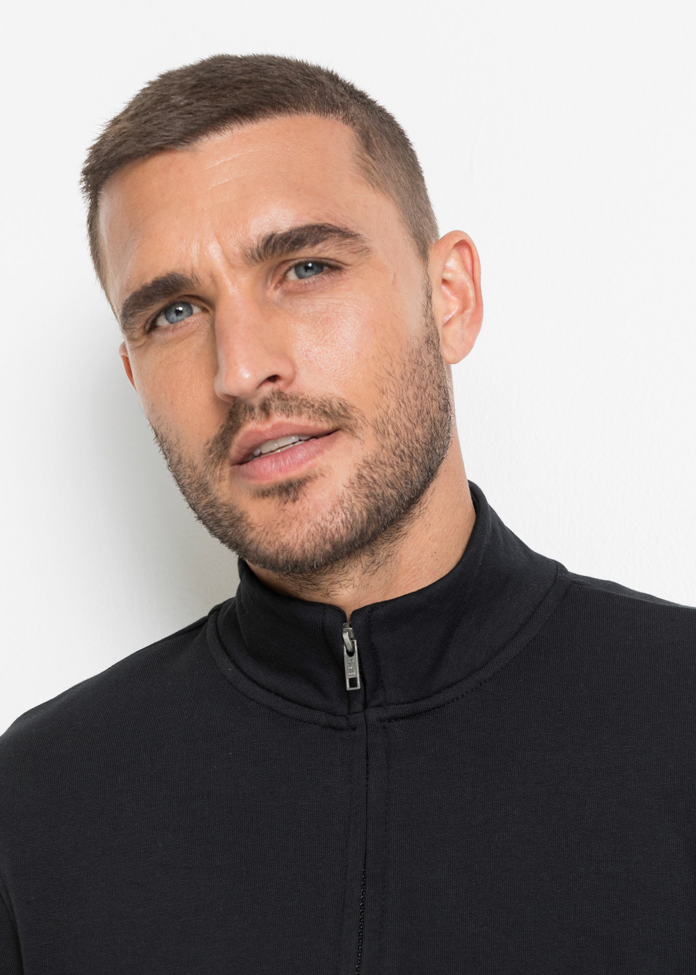 bonprix Sweatjacke »Sweatjacke mit Stehkragen« mit Stehkragen, innen weich angeraute Sweatqualität, Regular Fit